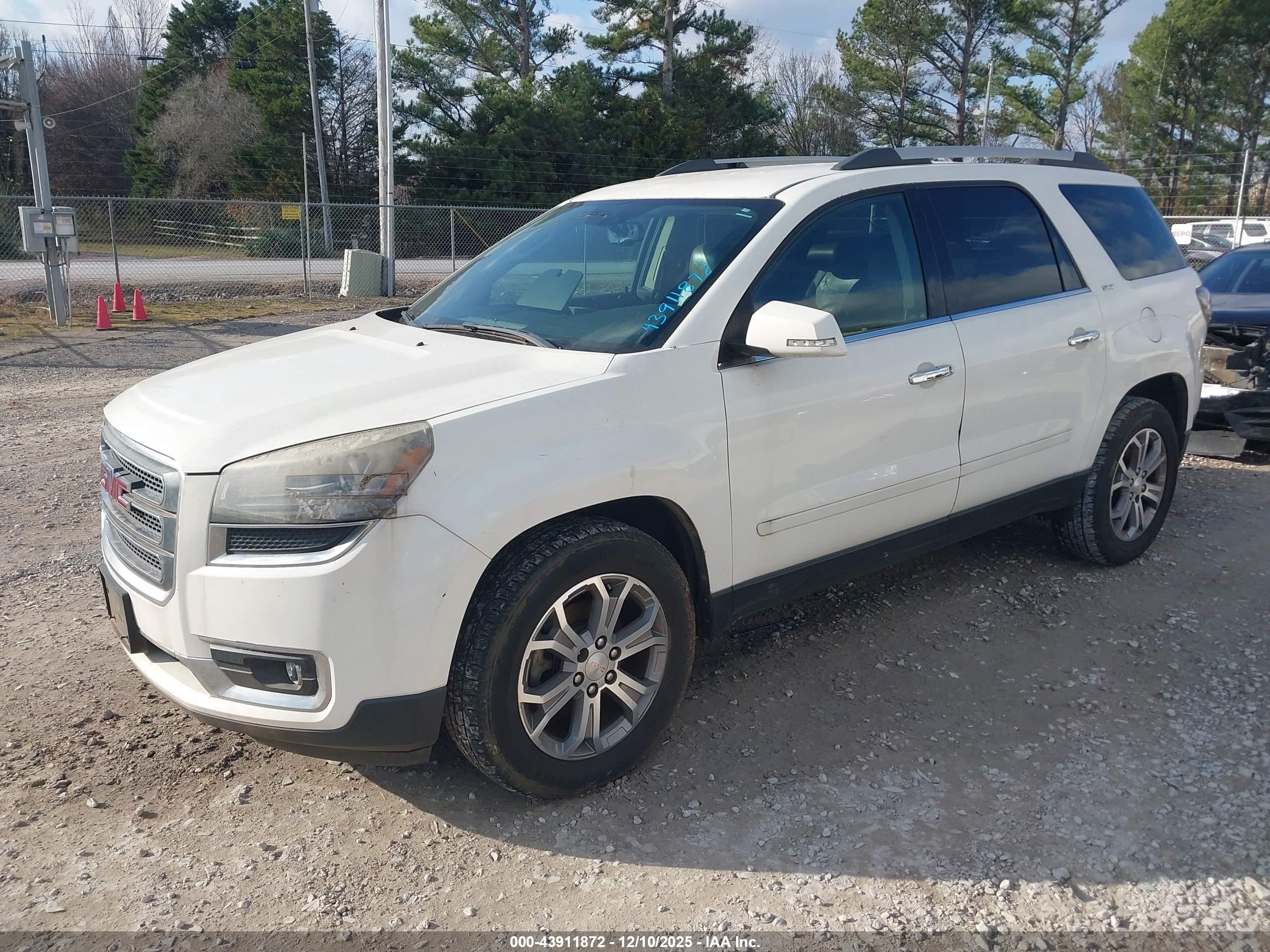 GMC ACADIA image 2