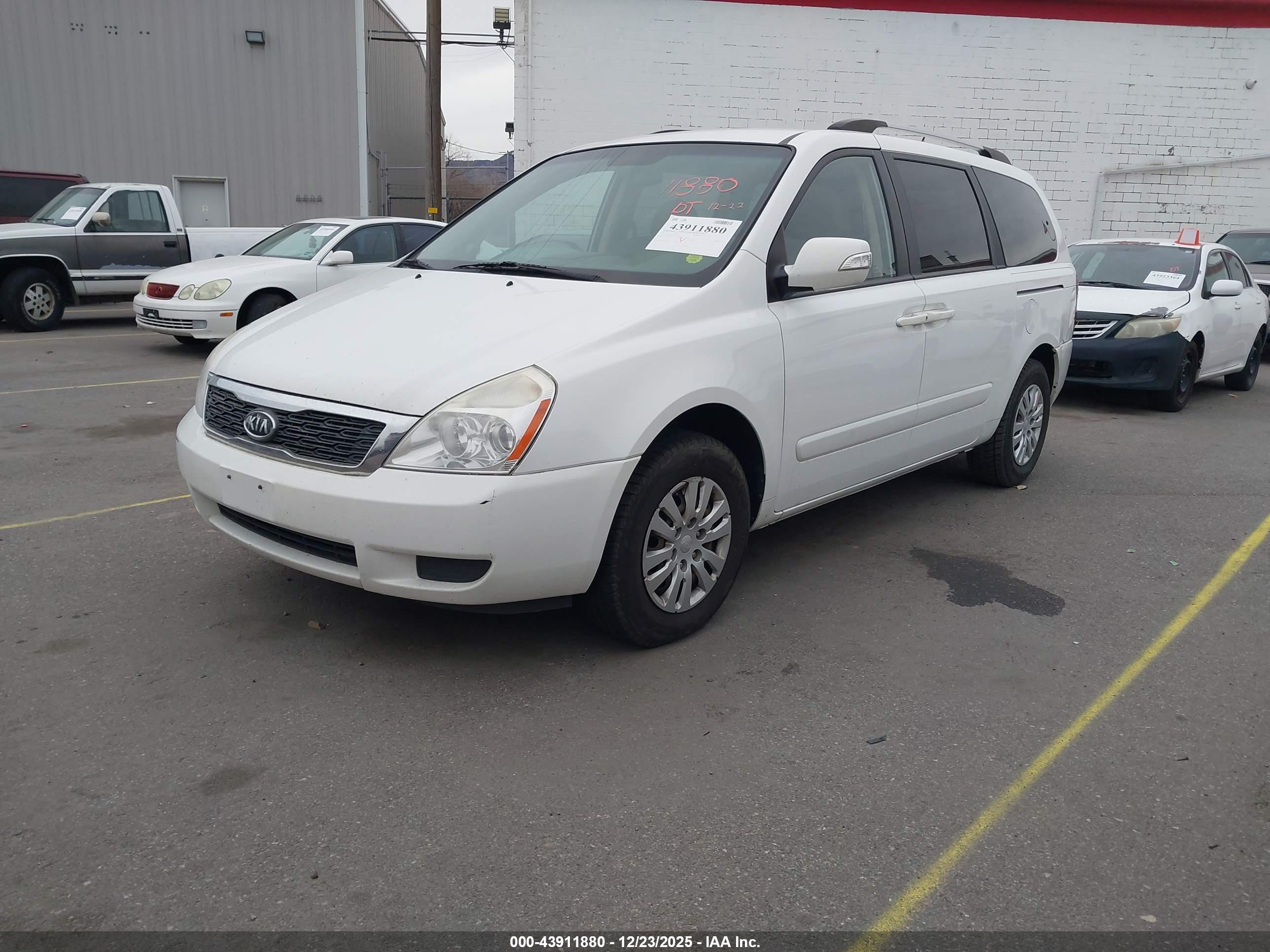 KIA SEDONA image 2