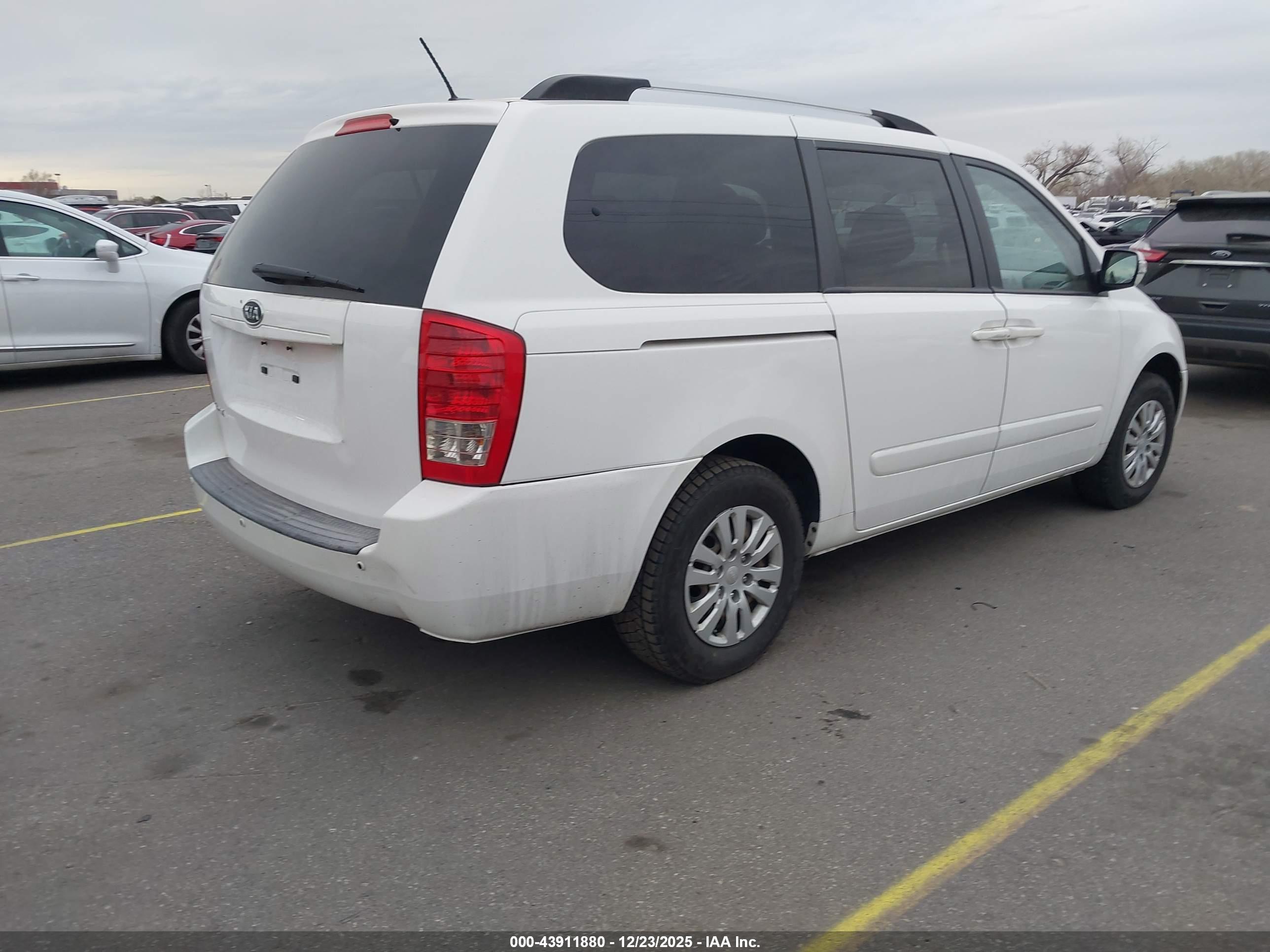 KIA SEDONA image 4