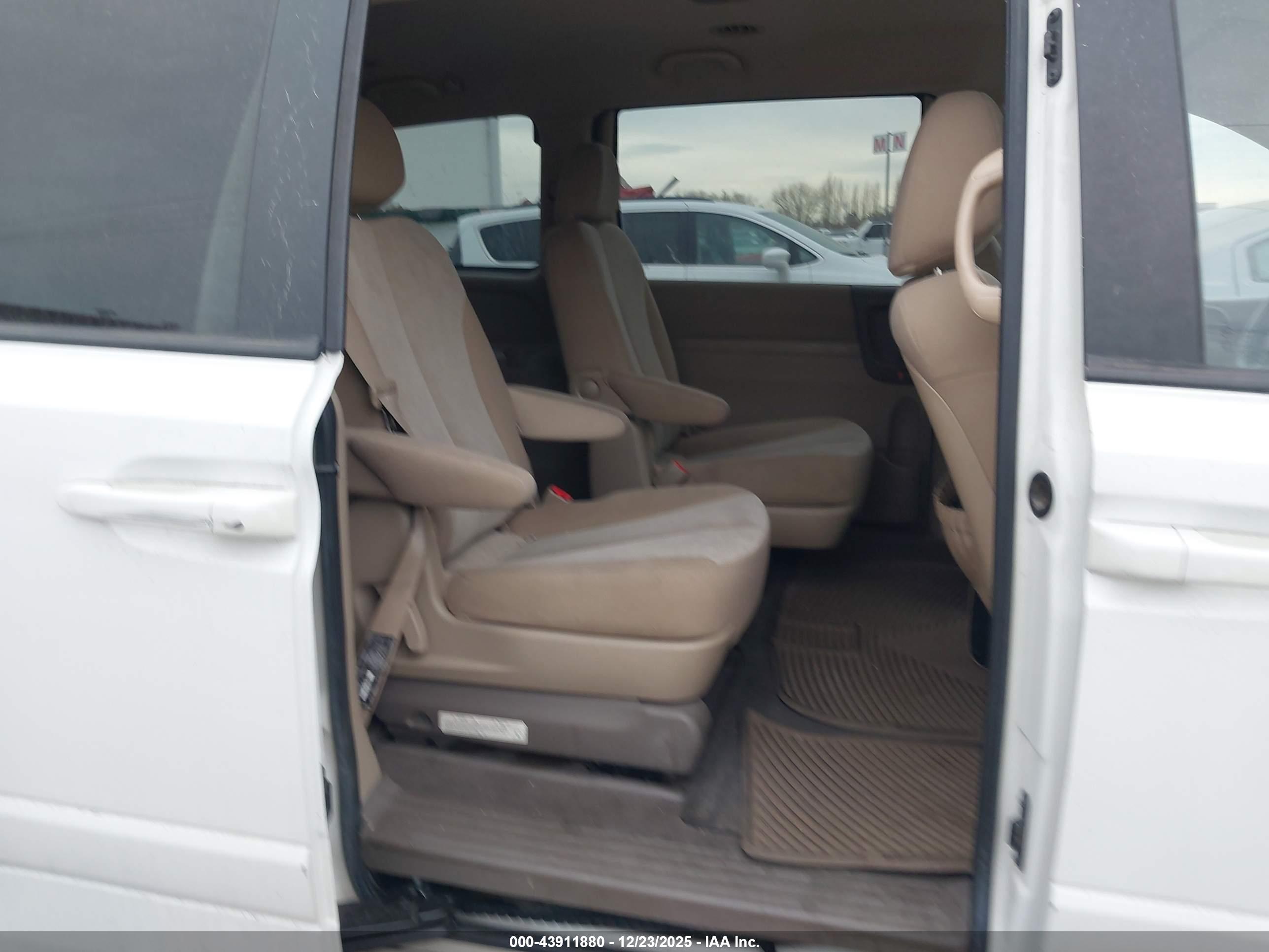 KIA SEDONA image 8