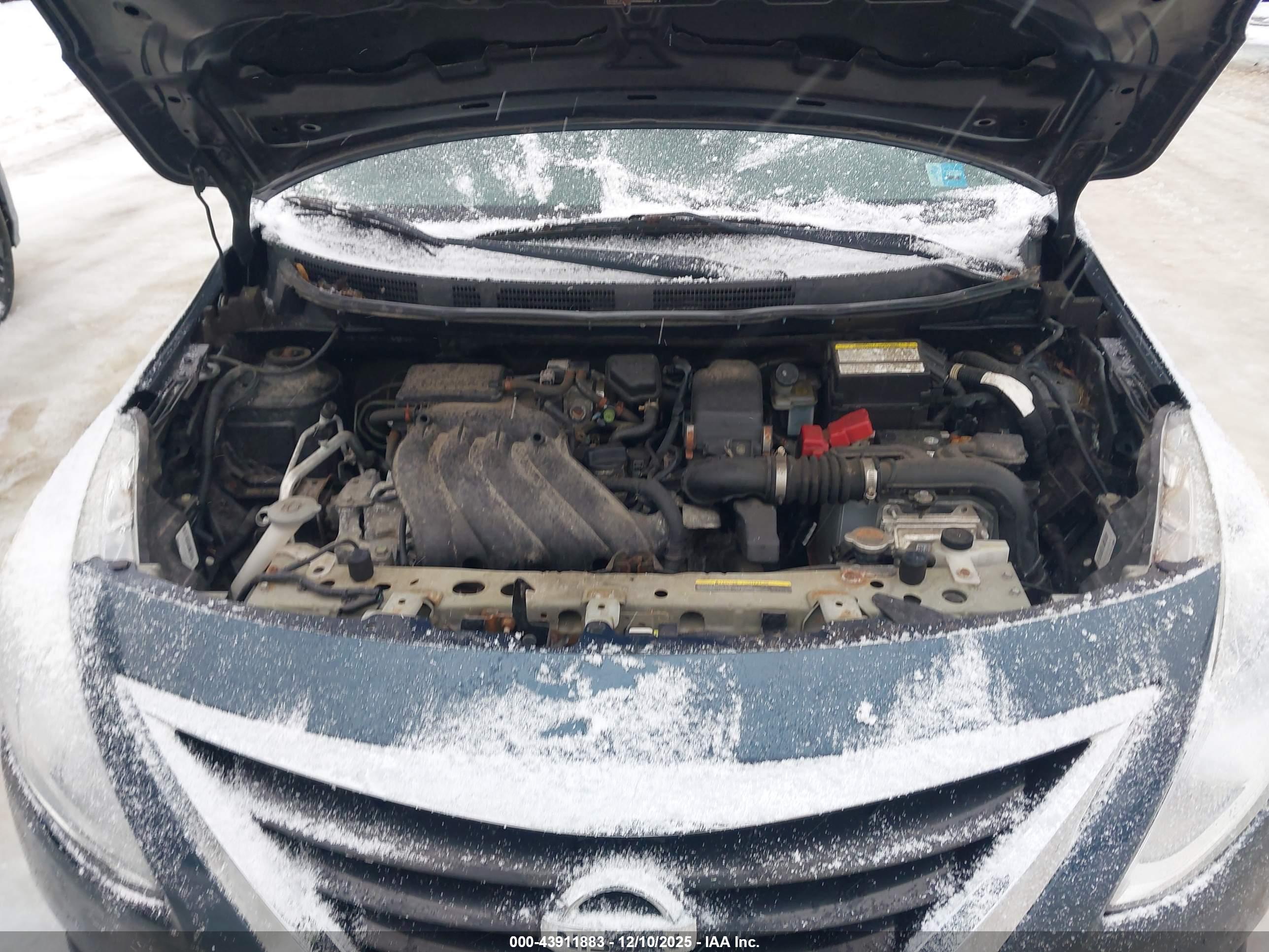 NISSAN VERSA image 10