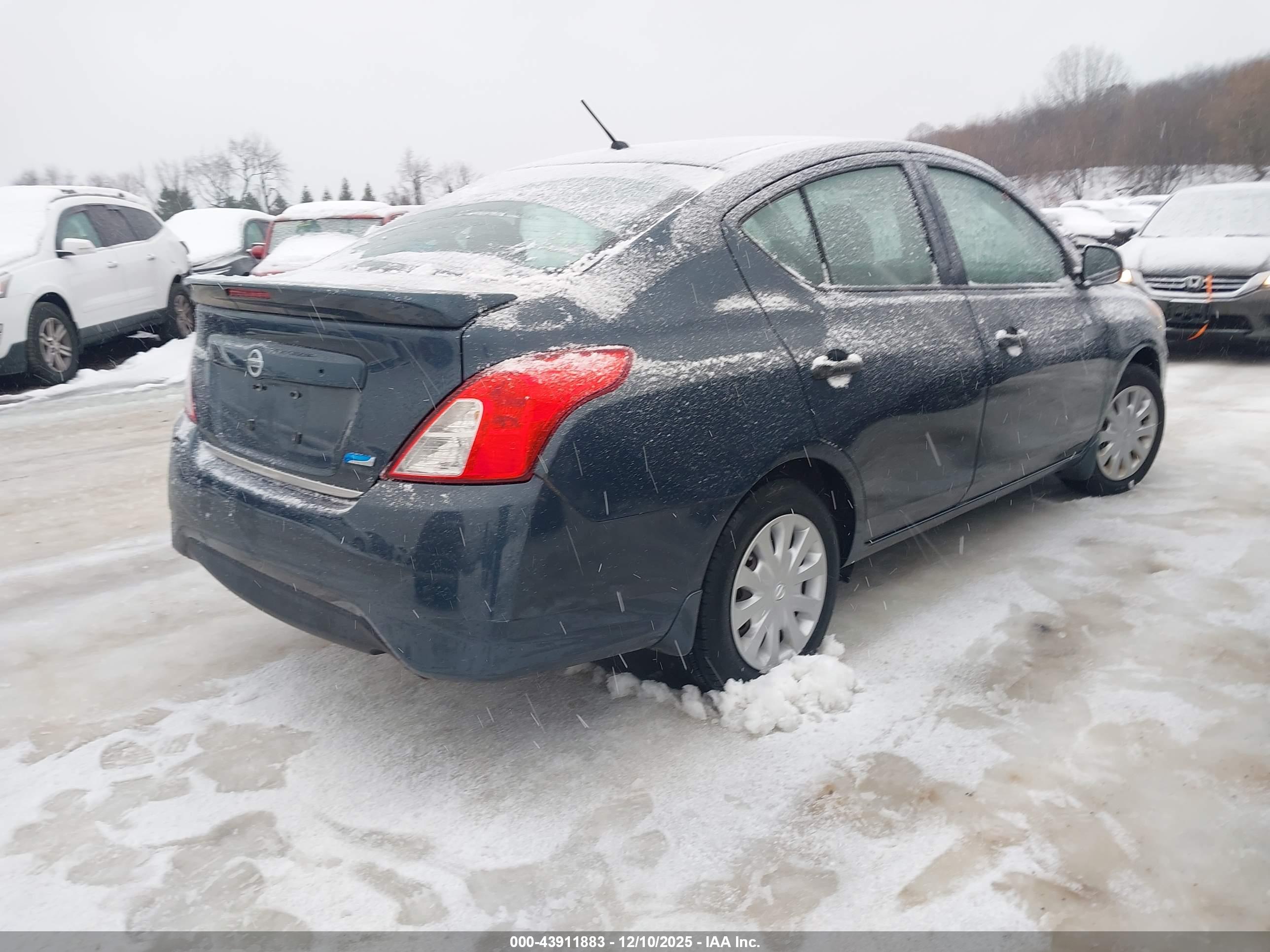 NISSAN VERSA image 4