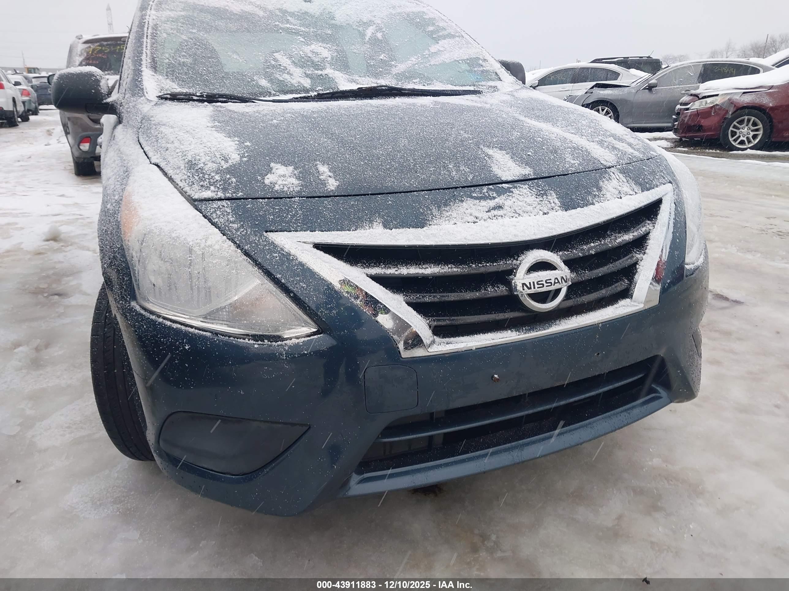 NISSAN VERSA image 6