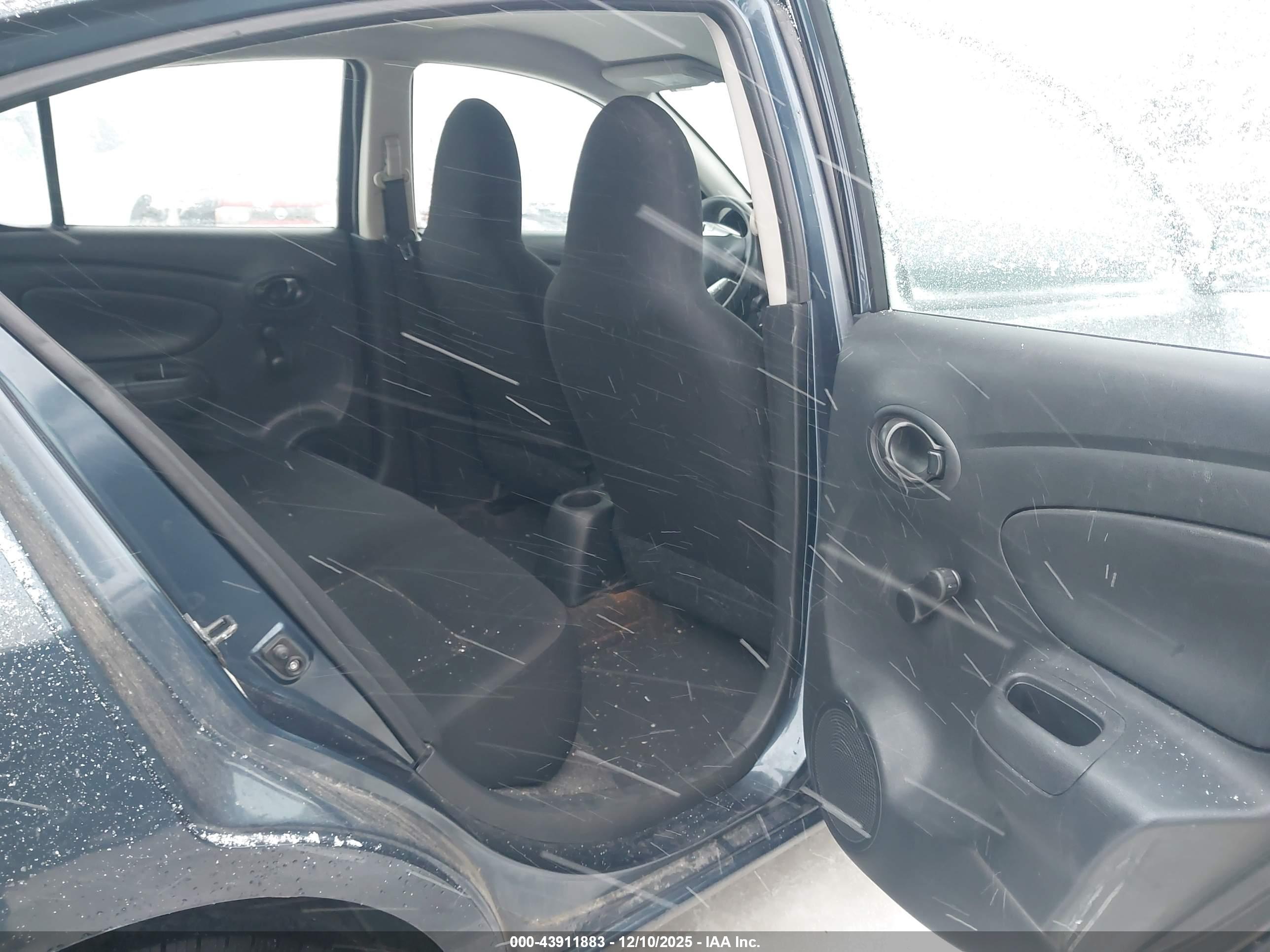 NISSAN VERSA image 8
