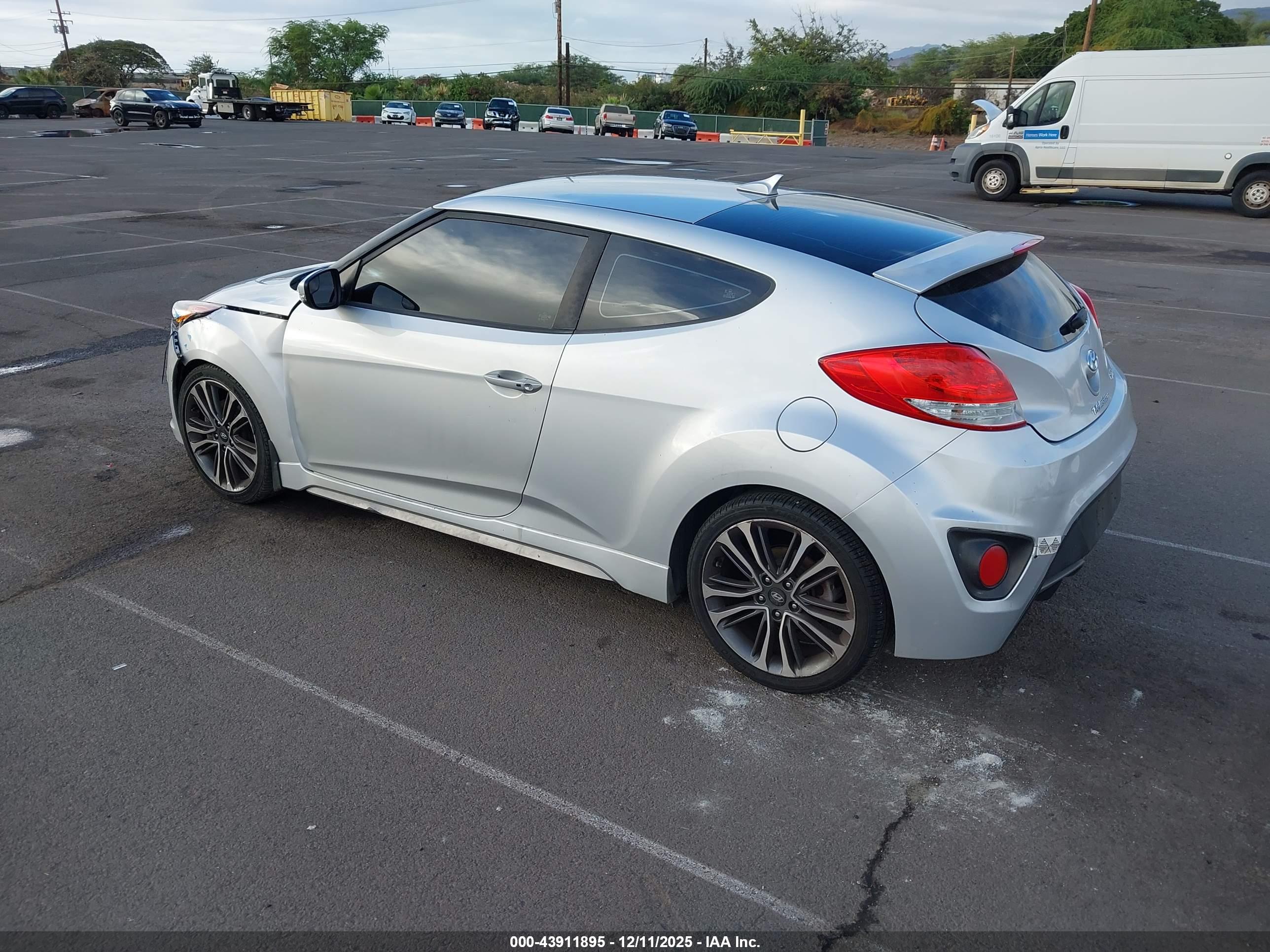 HYUNDAI VELOSTER image 3