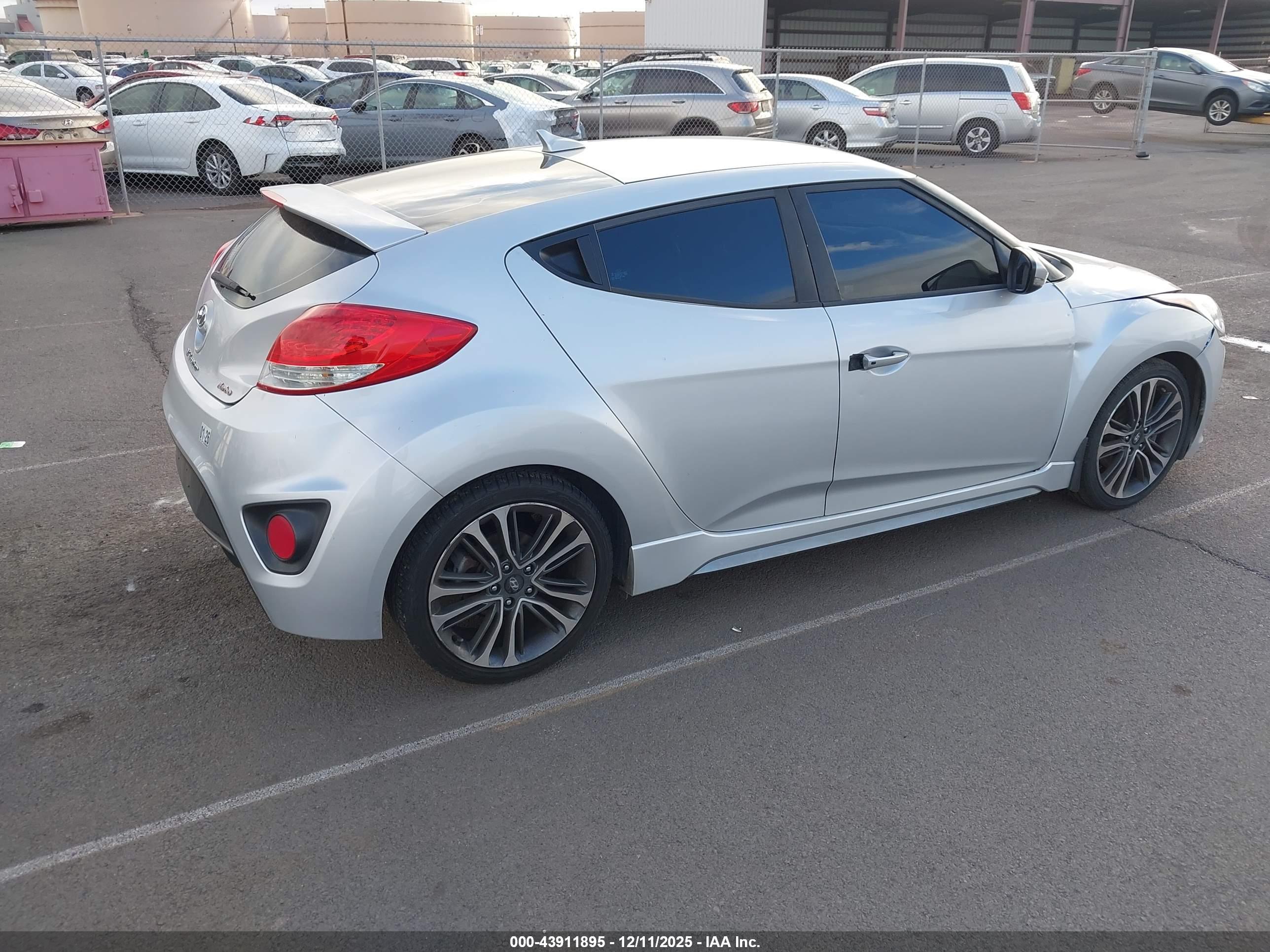 HYUNDAI VELOSTER image 4
