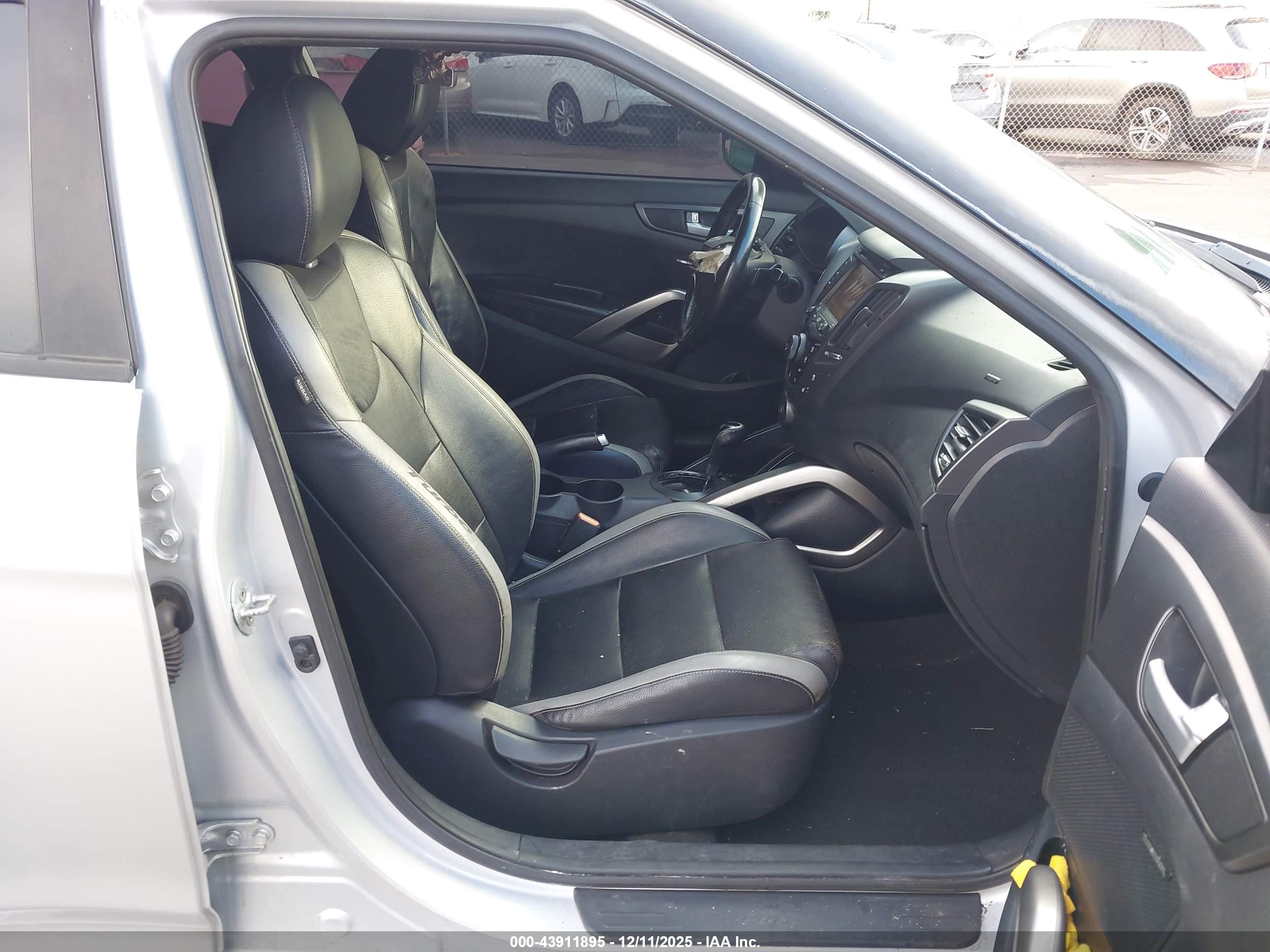 HYUNDAI VELOSTER image 5