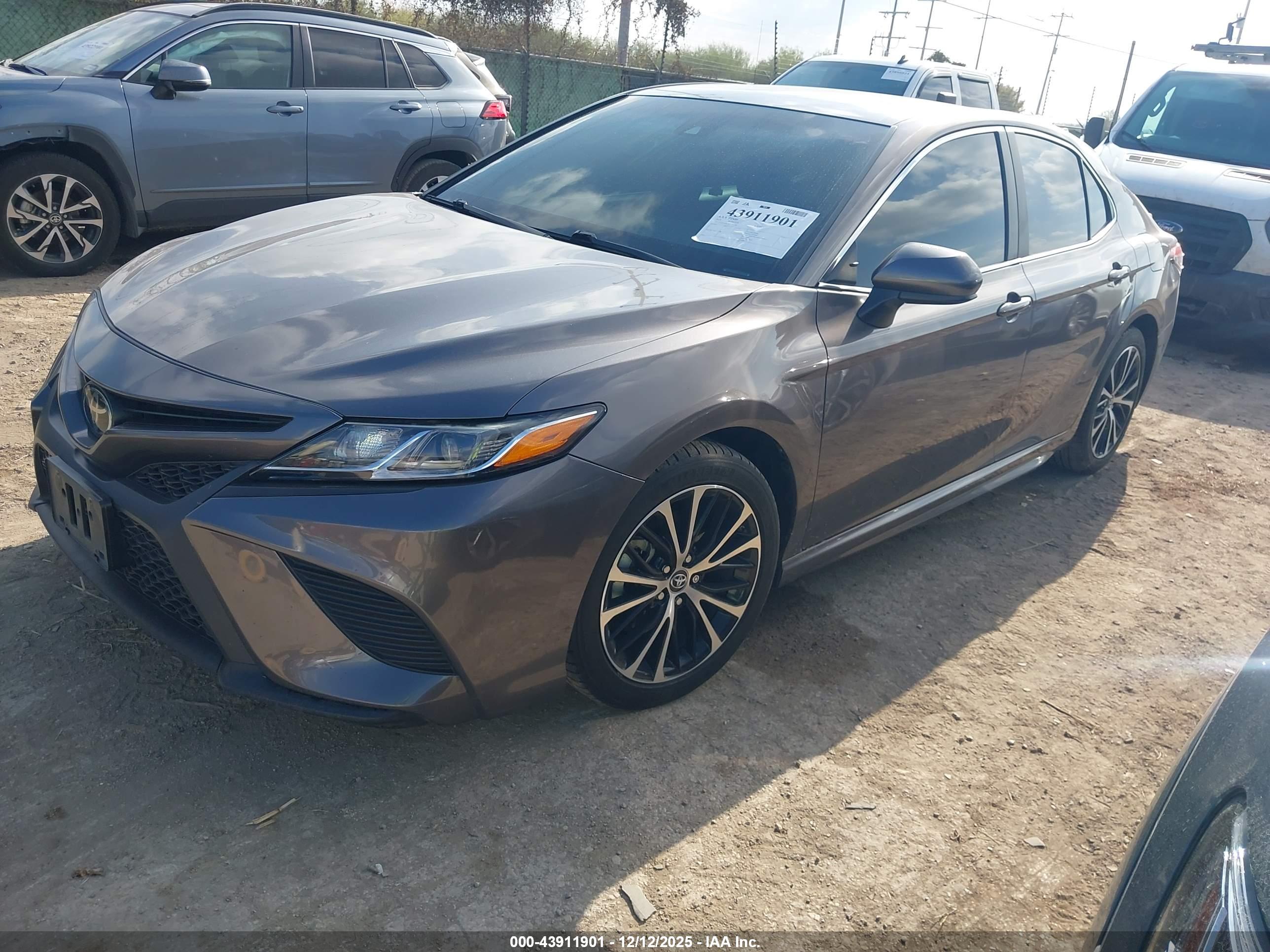 TOYOTA CAMRY image 2