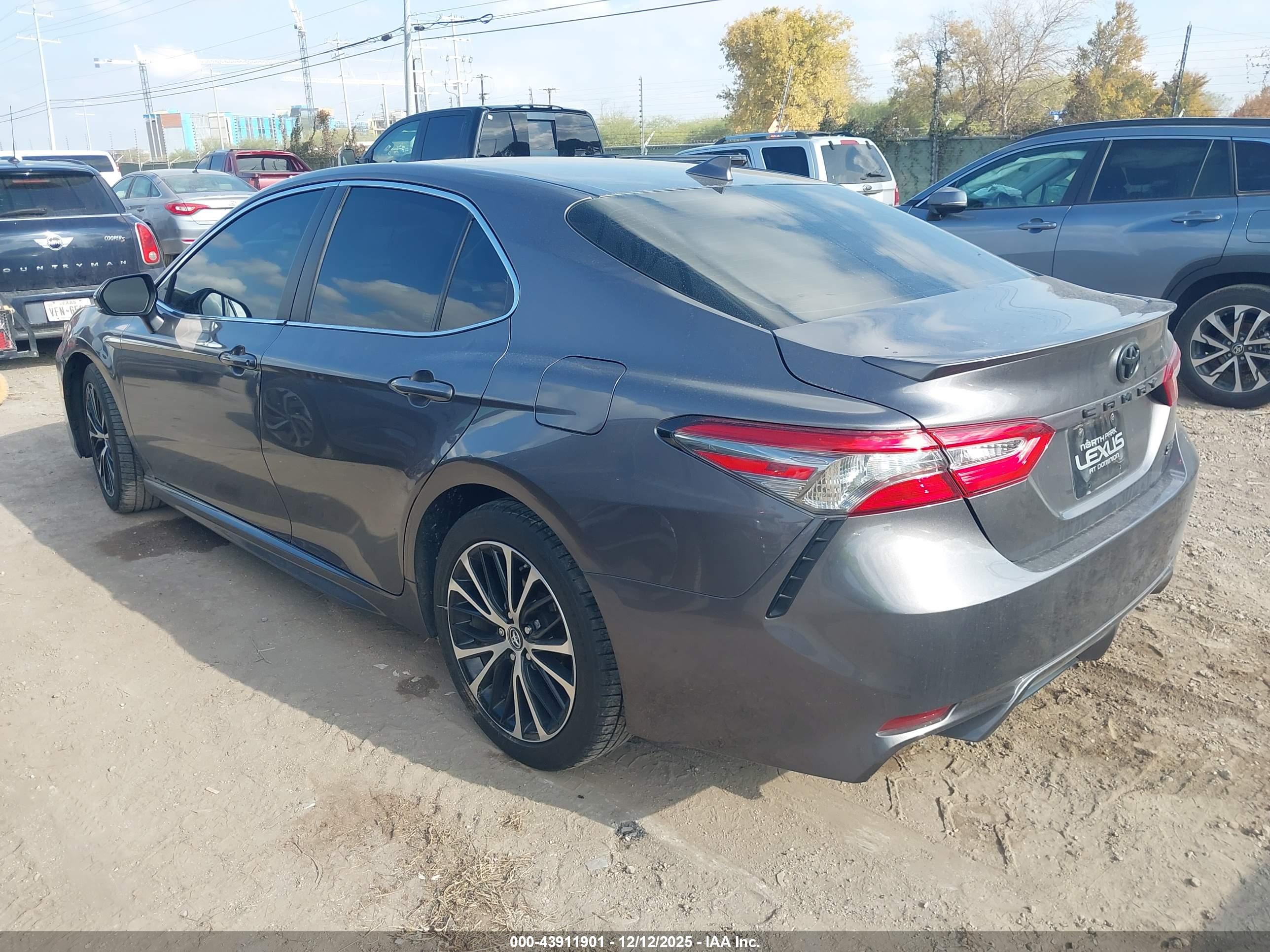 TOYOTA CAMRY image 3
