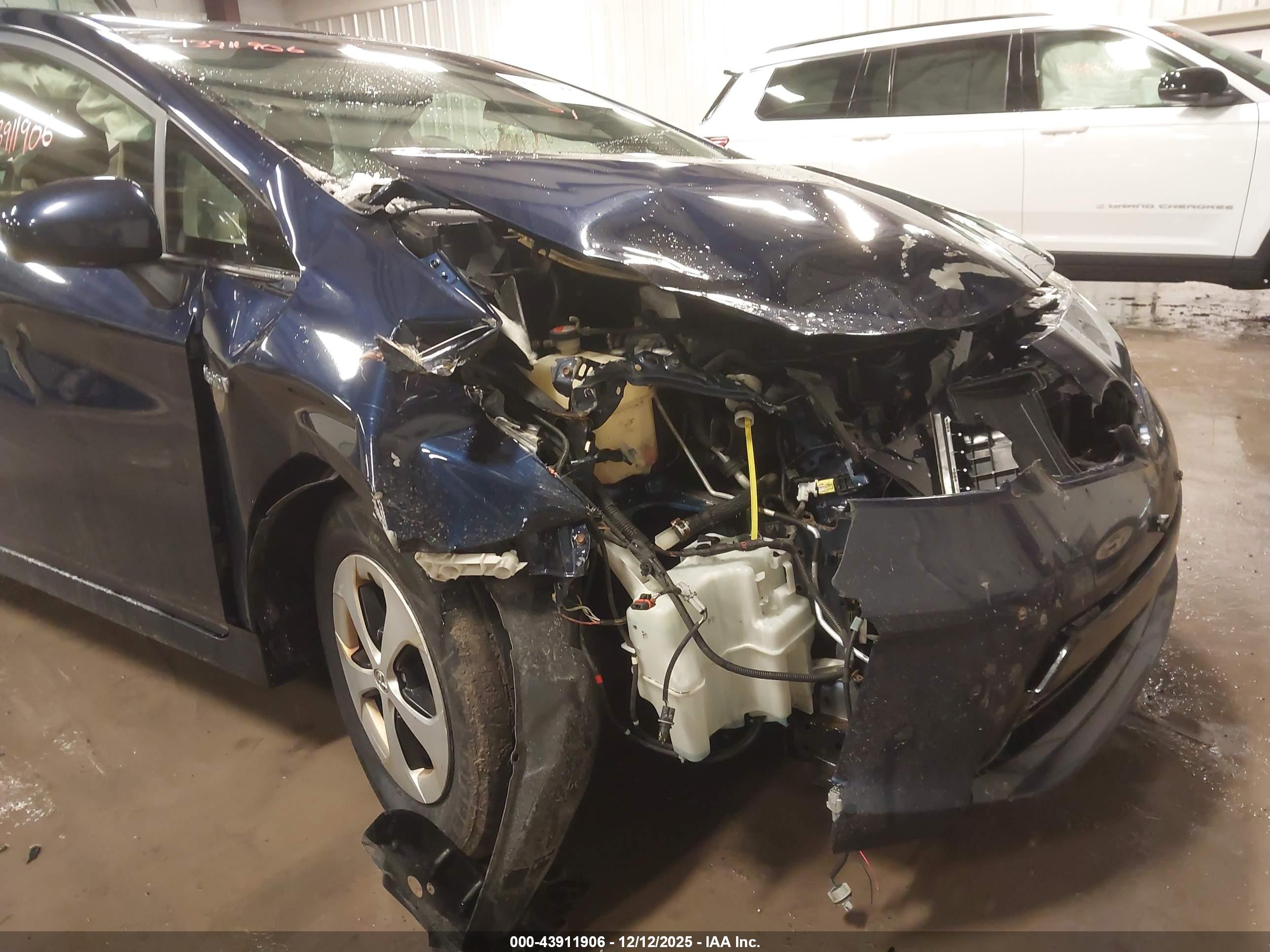 TOYOTA PRIUS image 6