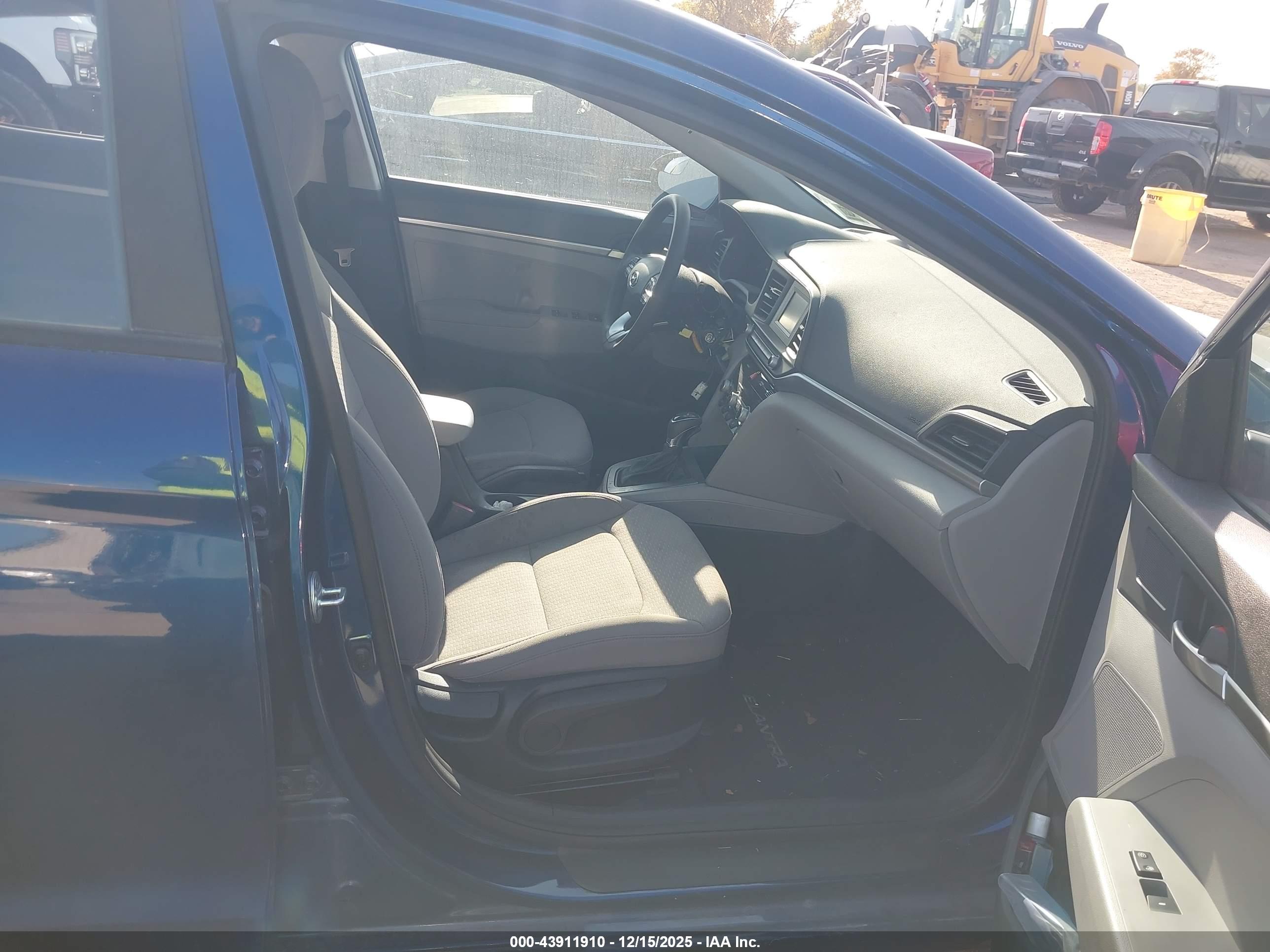 HYUNDAI ELANTRA image 5