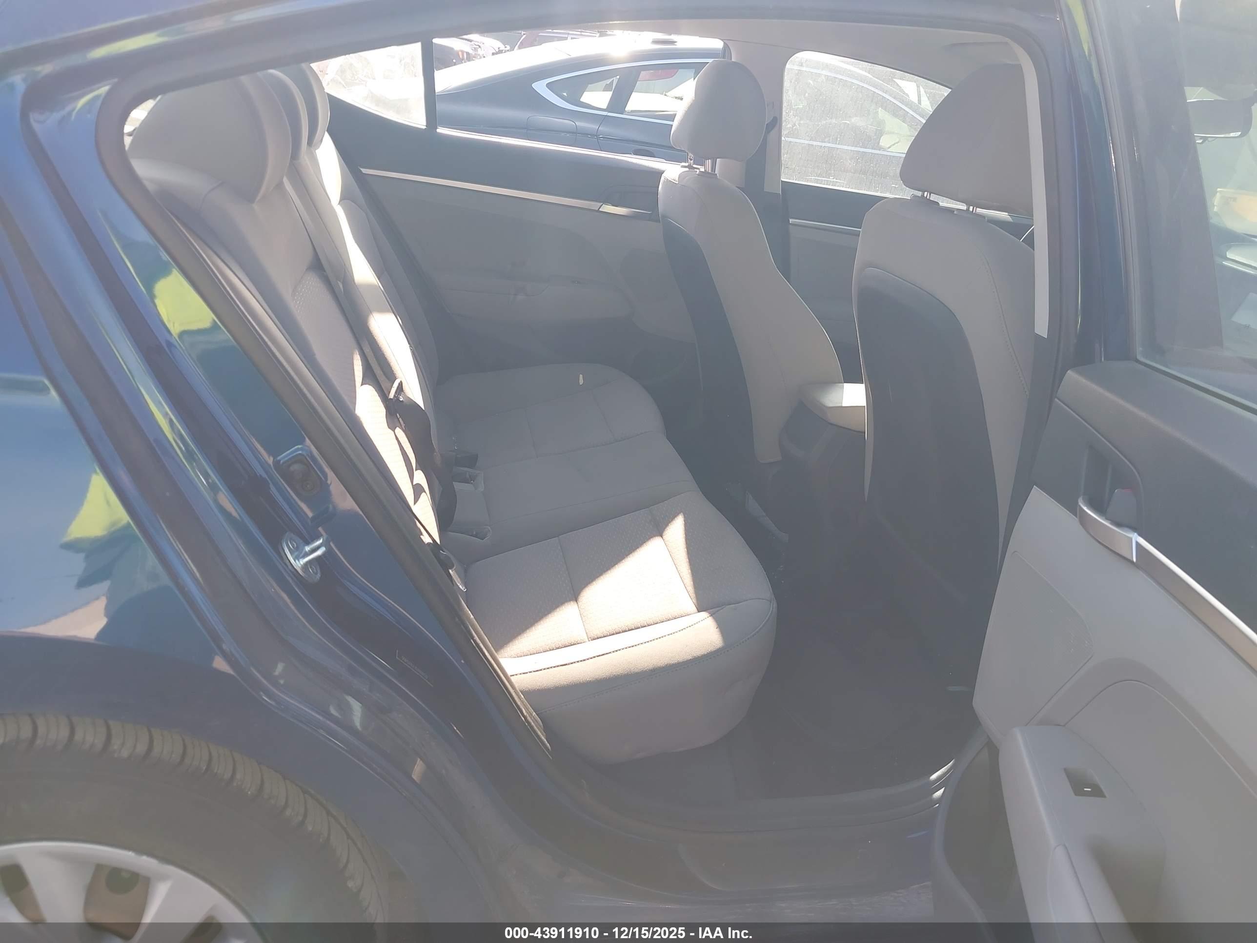 HYUNDAI ELANTRA image 8