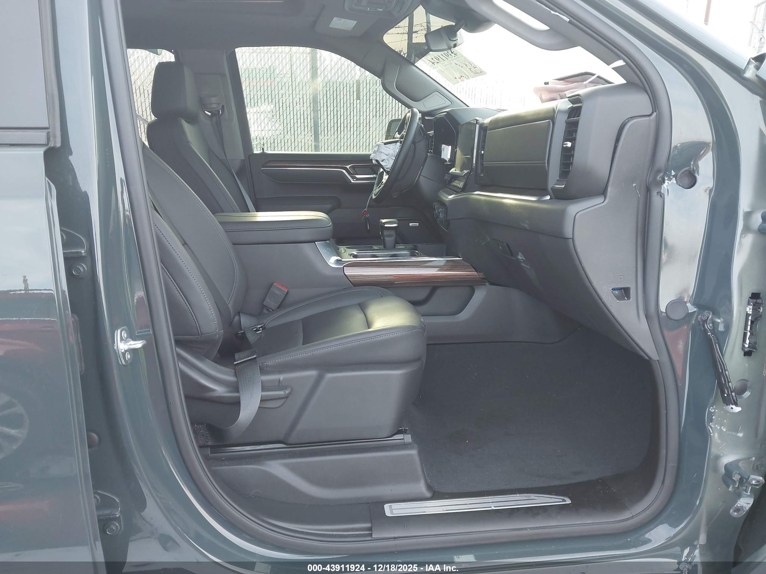 CHEVROLET SILVERADO image 5