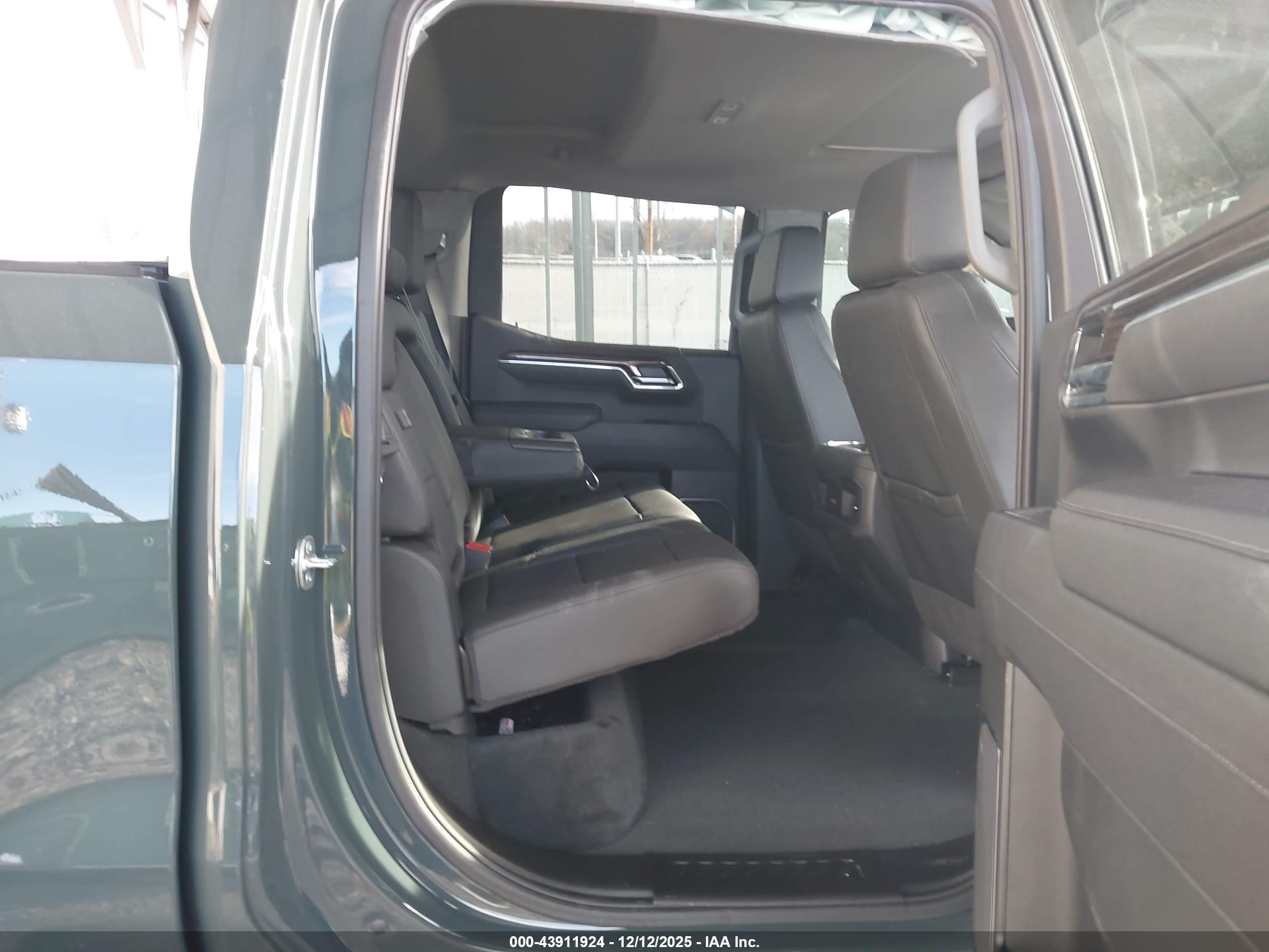 CHEVROLET SILVERADO image 8