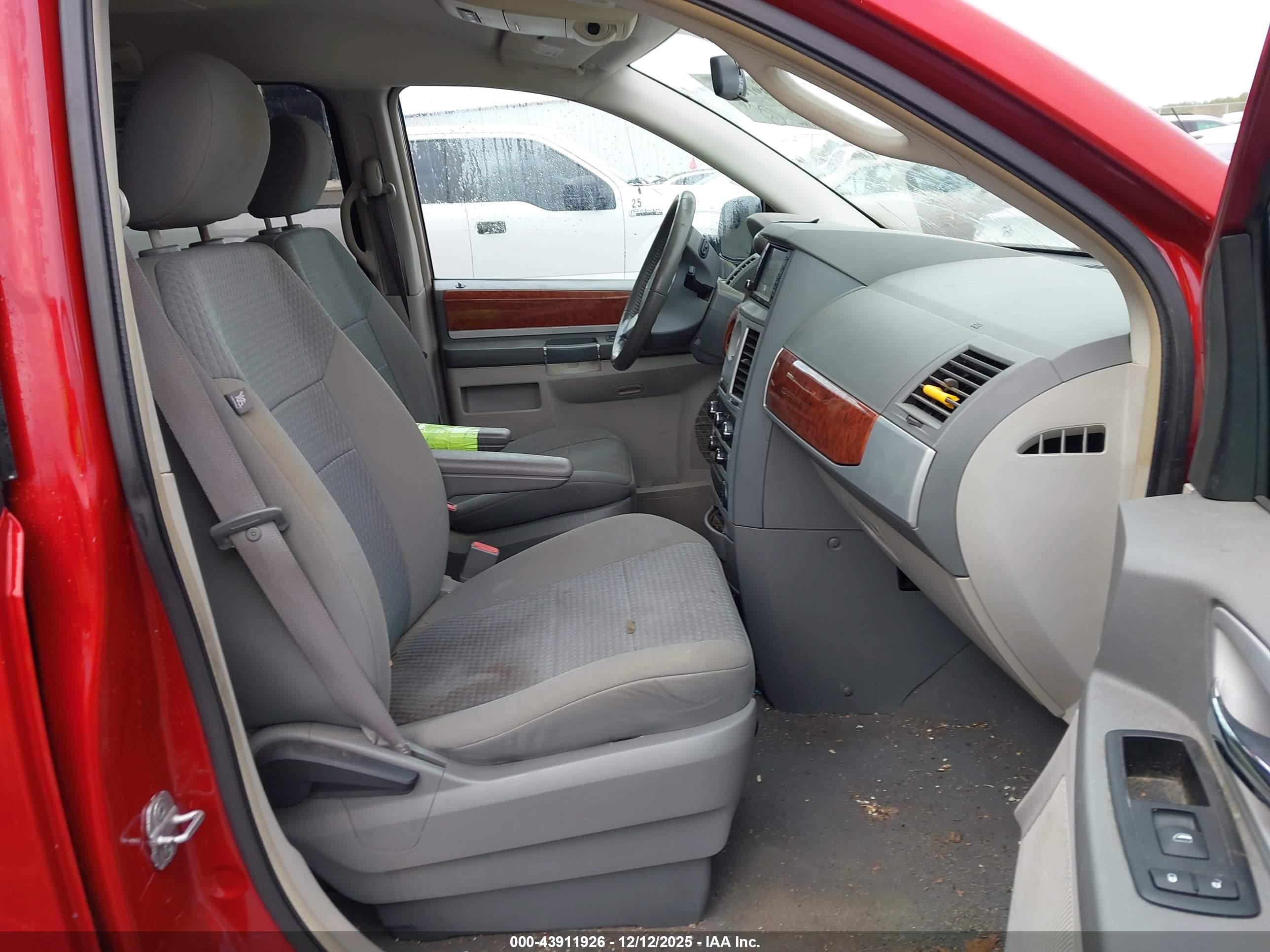 CHRYSLER TOWN image 5