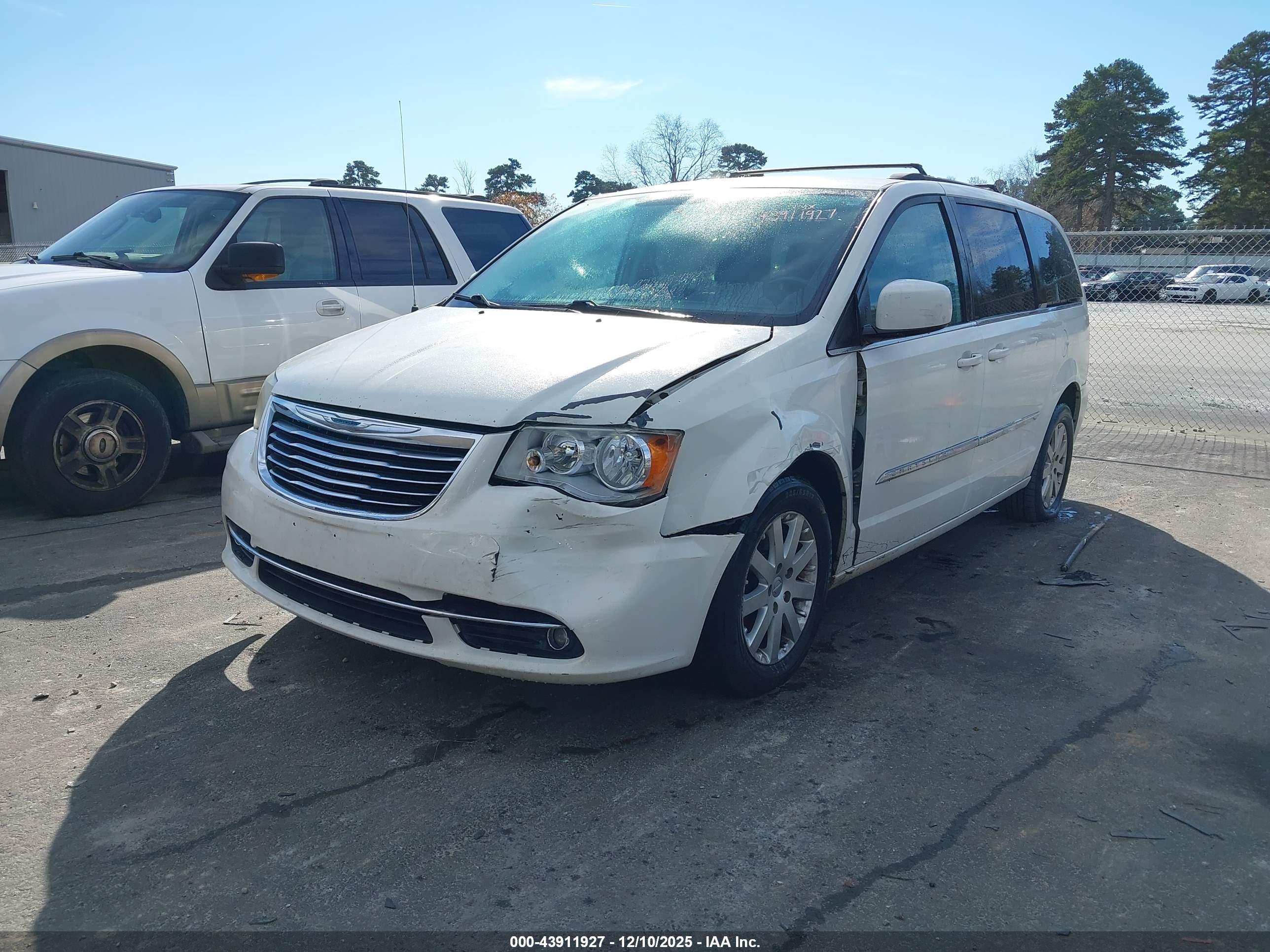 CHRYSLER TOWN image 2