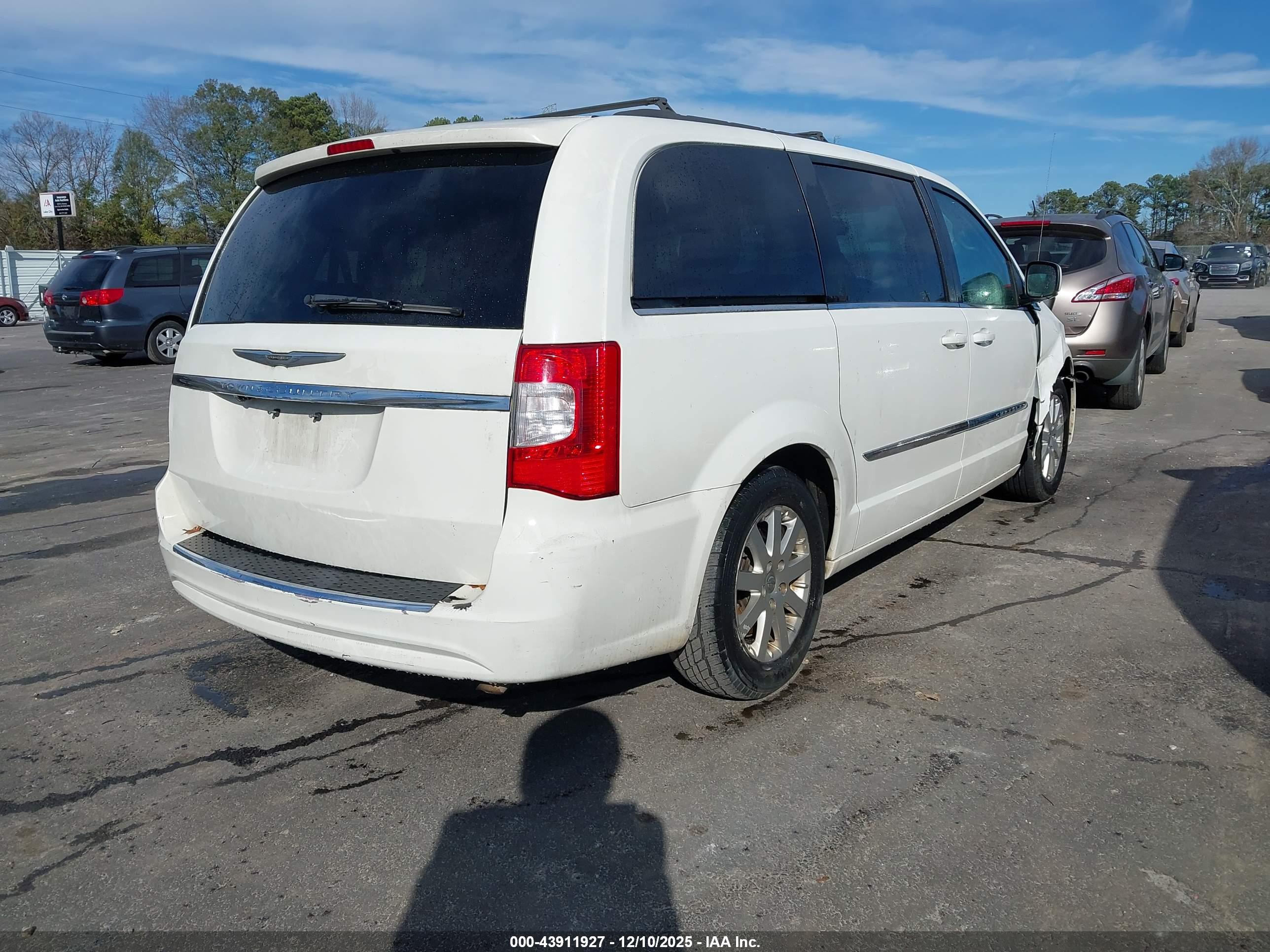 CHRYSLER TOWN image 4