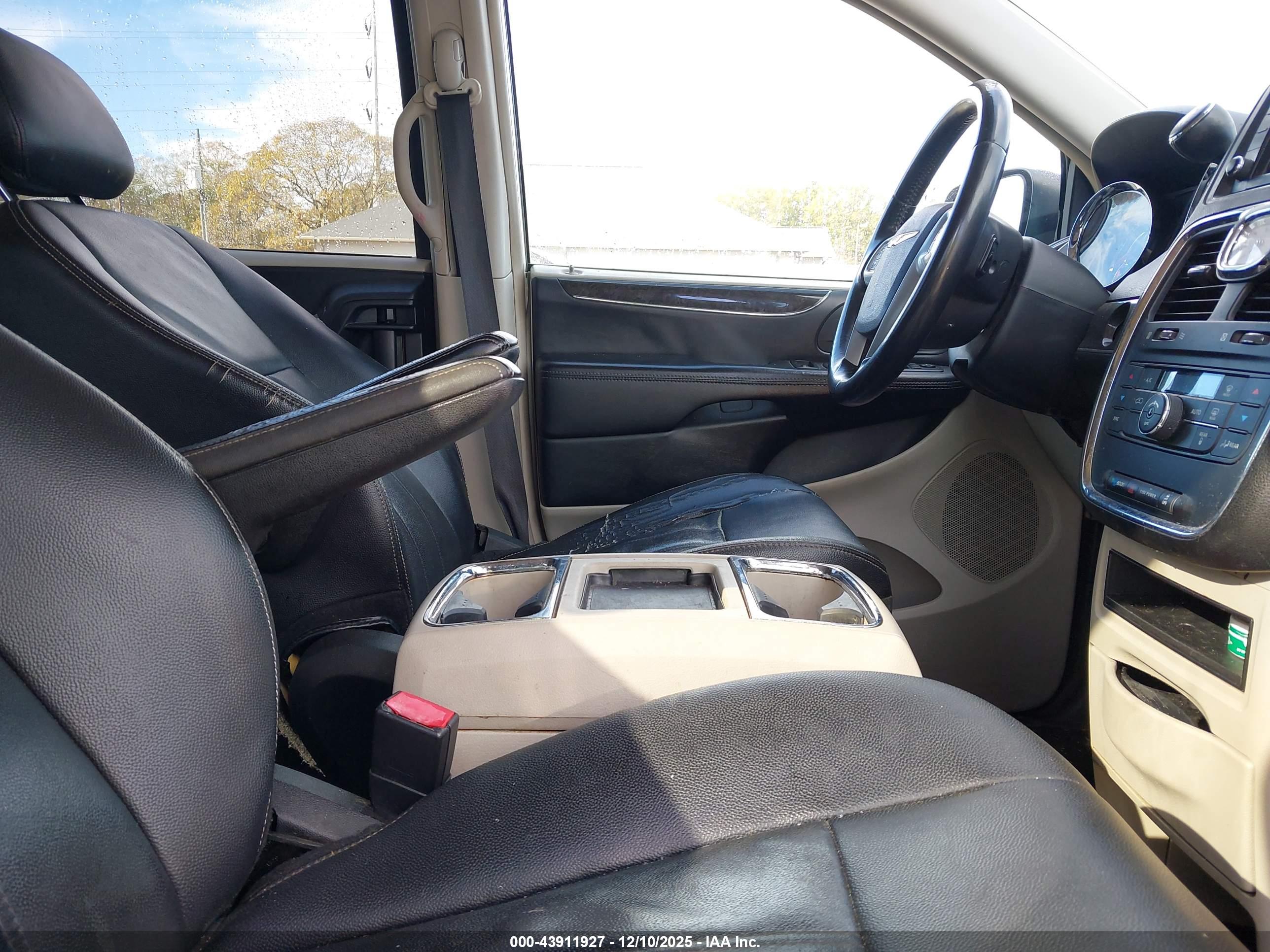 CHRYSLER TOWN image 5