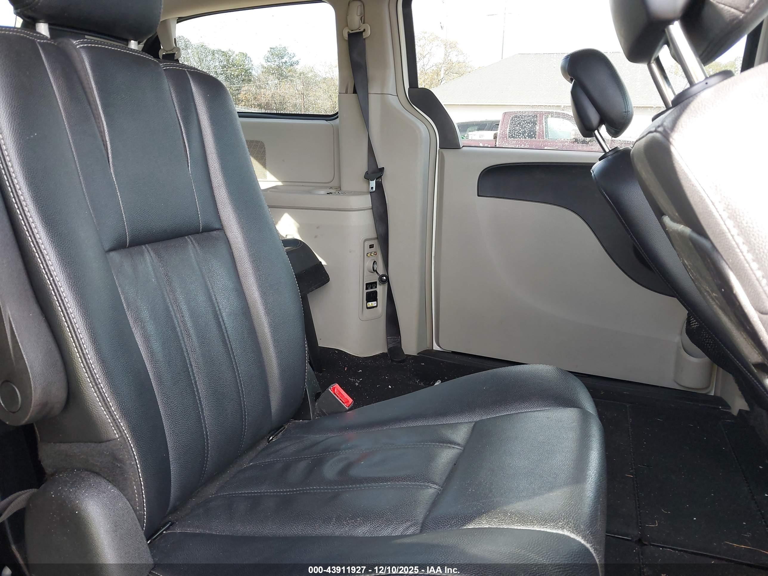 CHRYSLER TOWN image 8