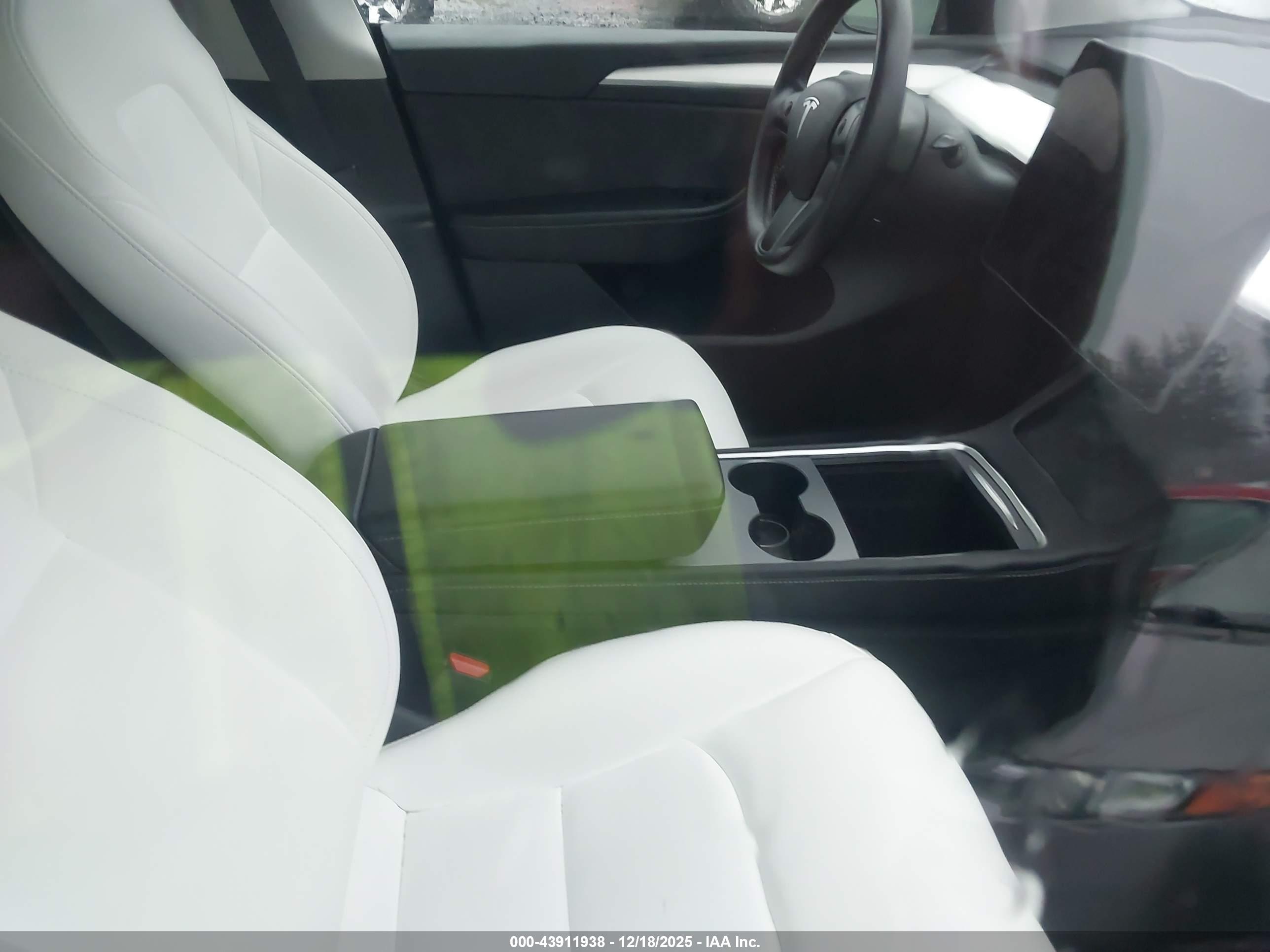 TESLA MODEL image 5