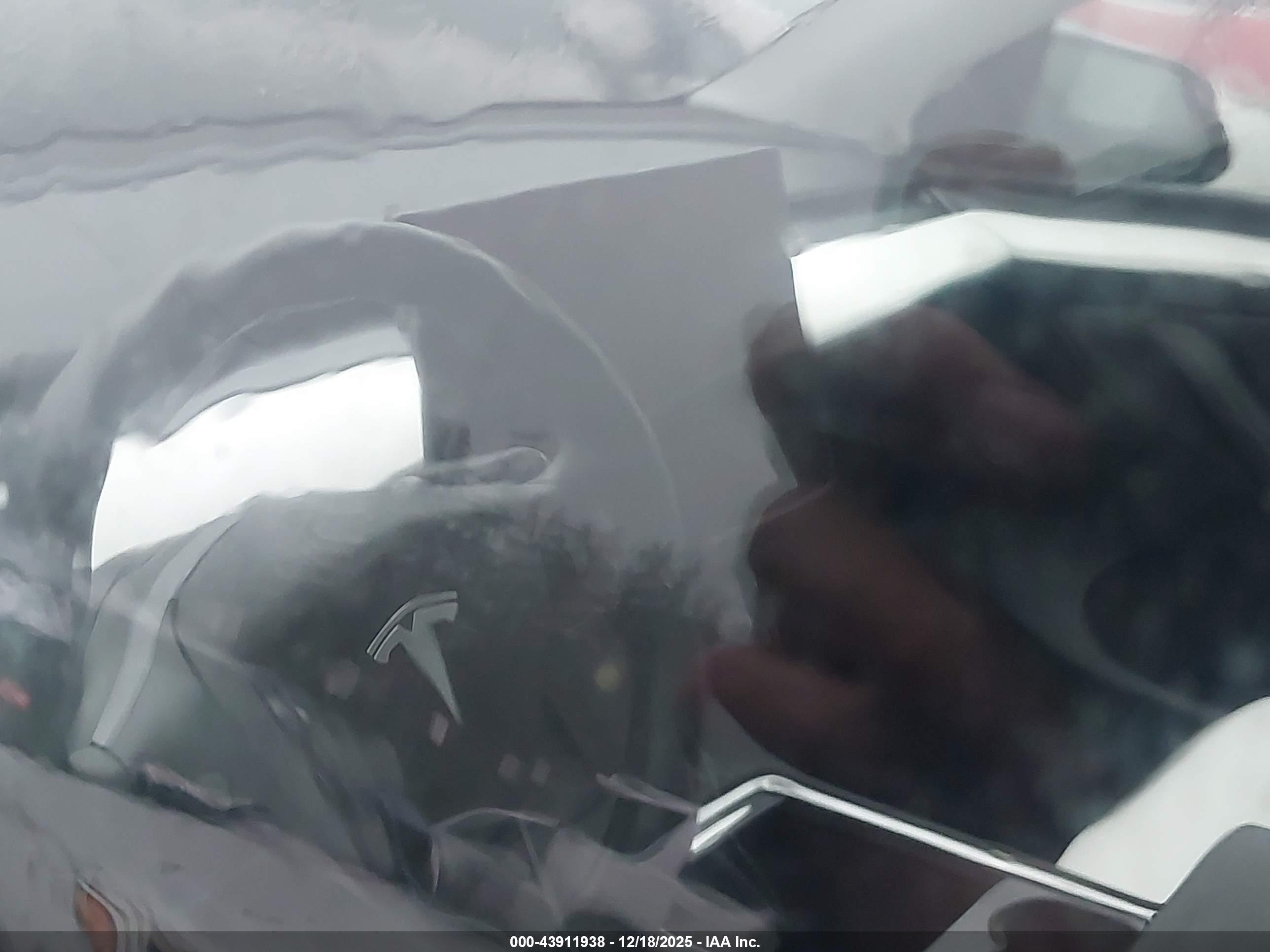 TESLA MODEL image 7