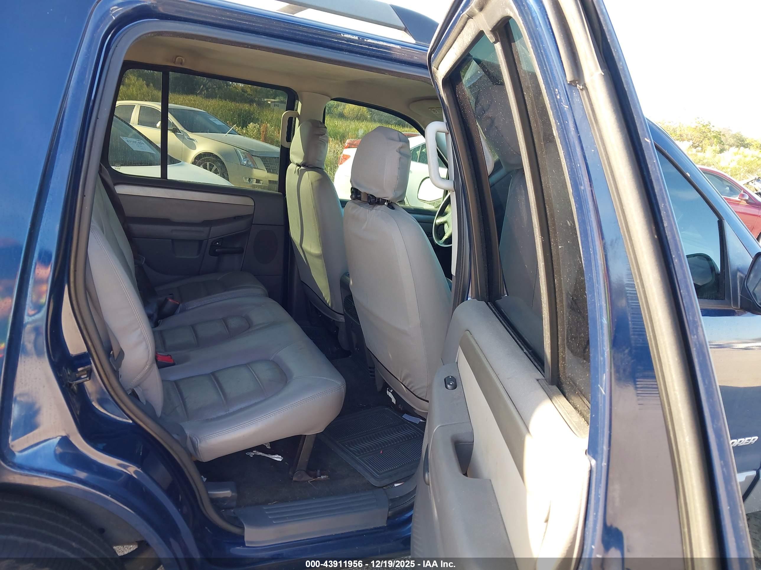 FORD EXPLORER image 8