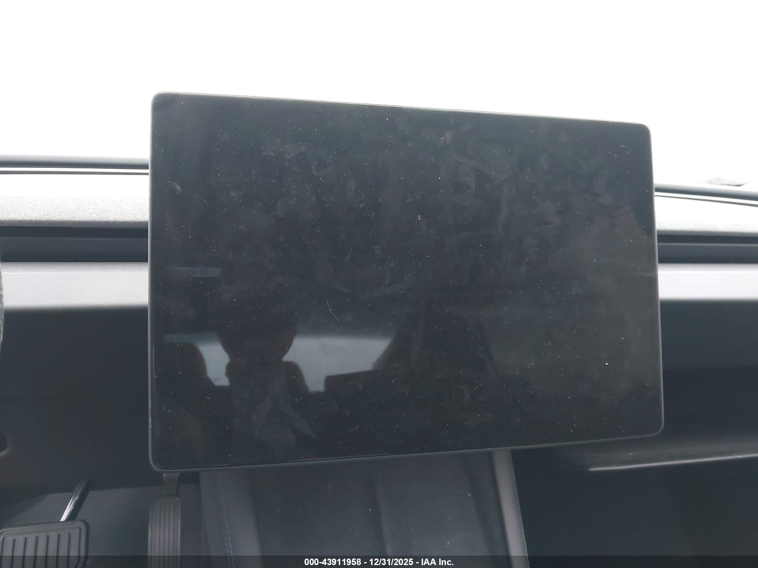 TESLA MODEL image 7