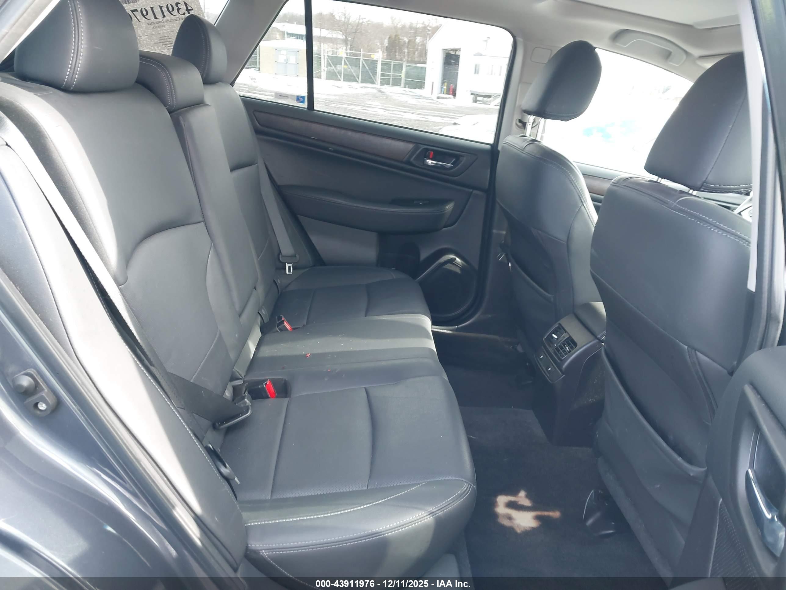 SUBARU OUTBACK image 8