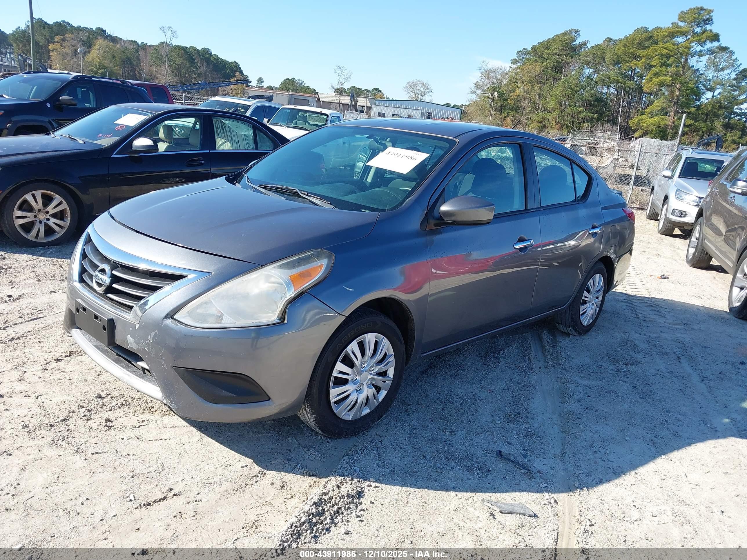 NISSAN VERSA image 2