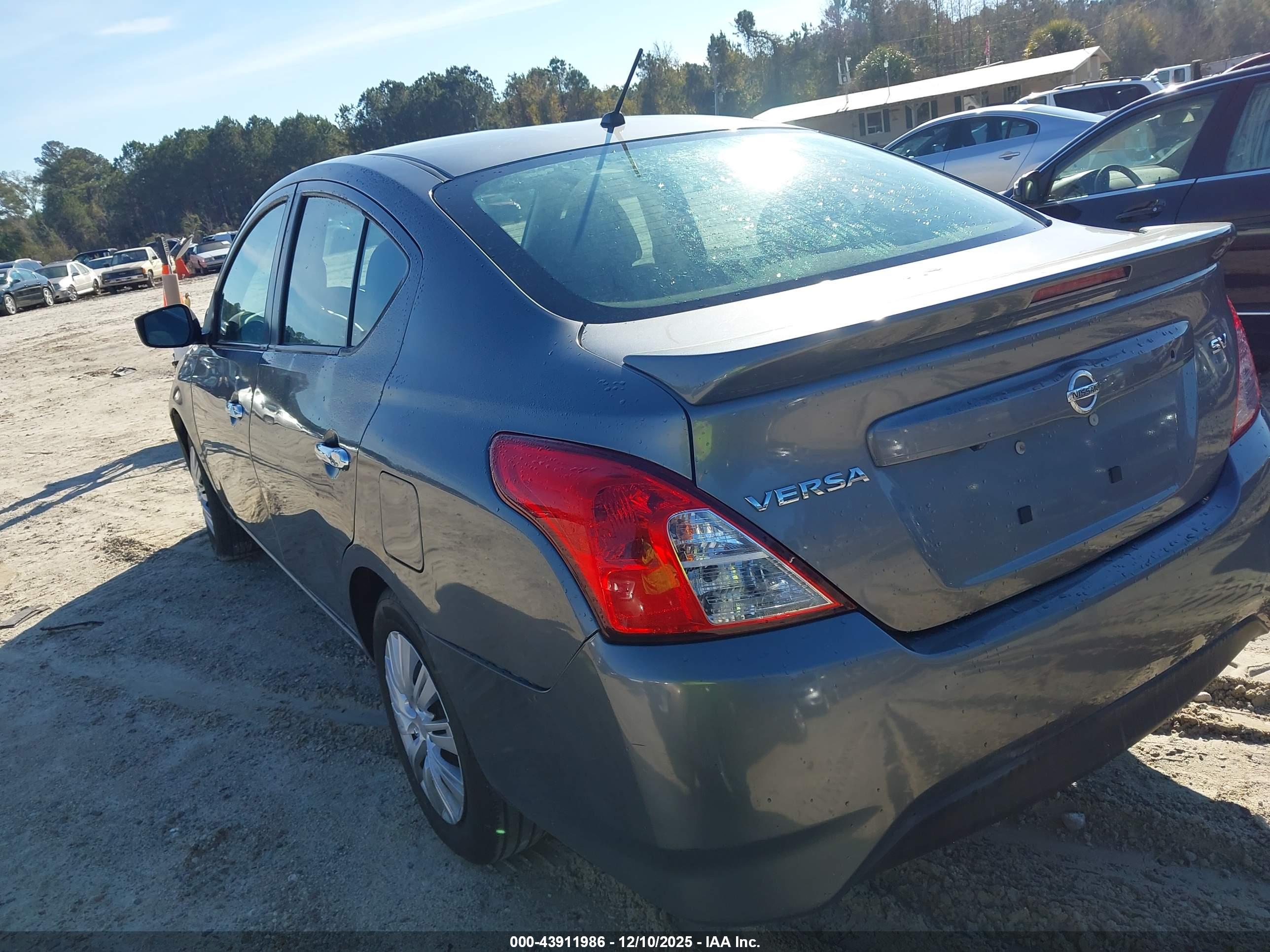 NISSAN VERSA image 3