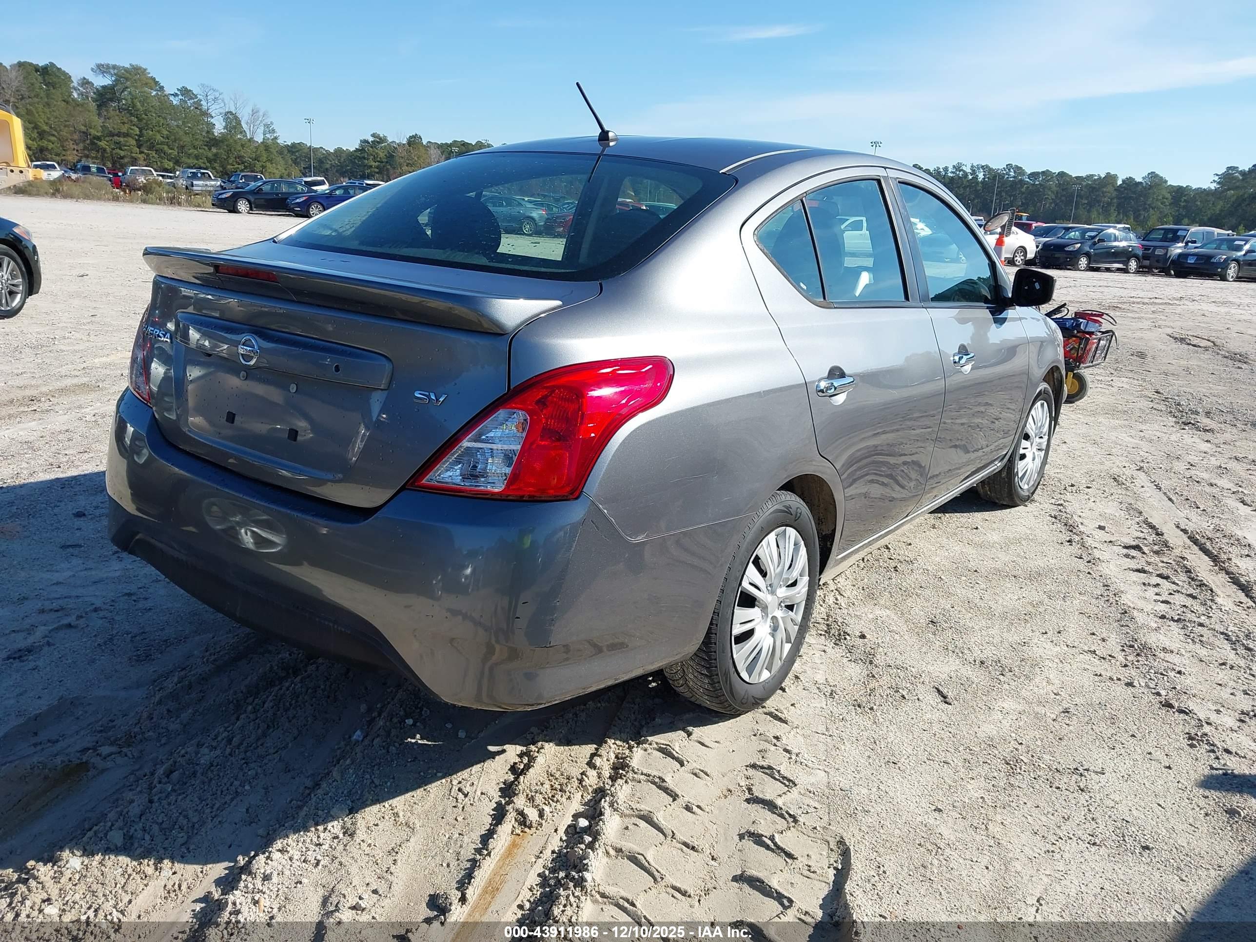 NISSAN VERSA image 4