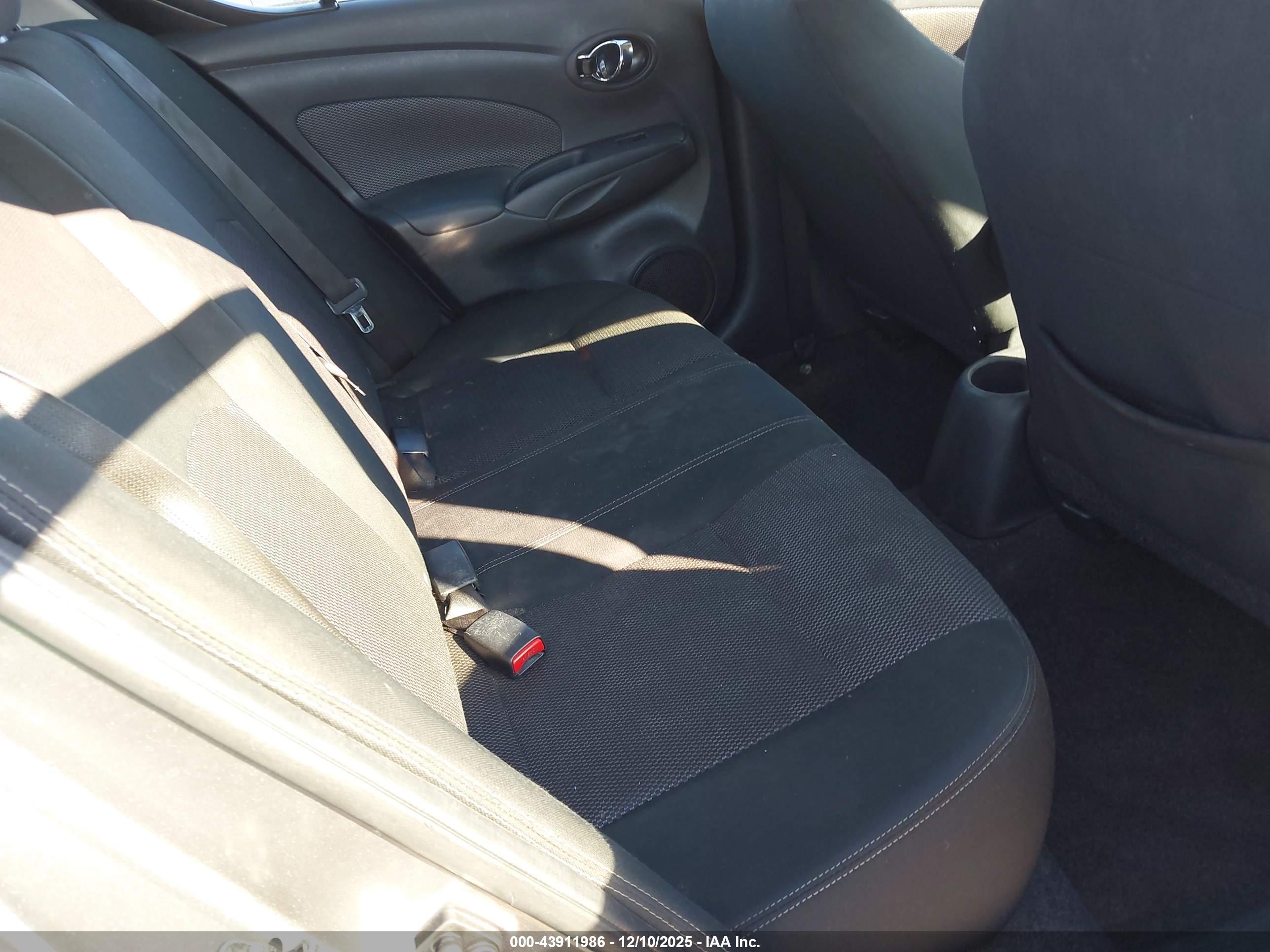 NISSAN VERSA image 8