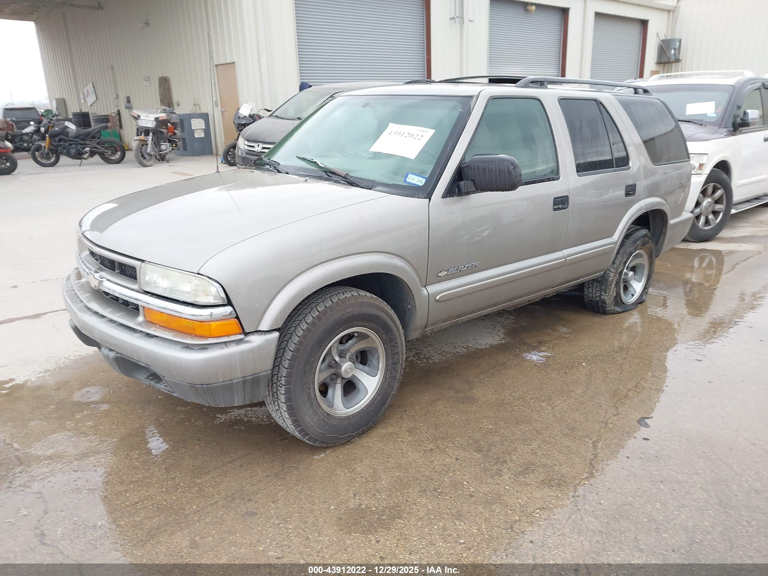 CHEVROLET BLAZER image 2