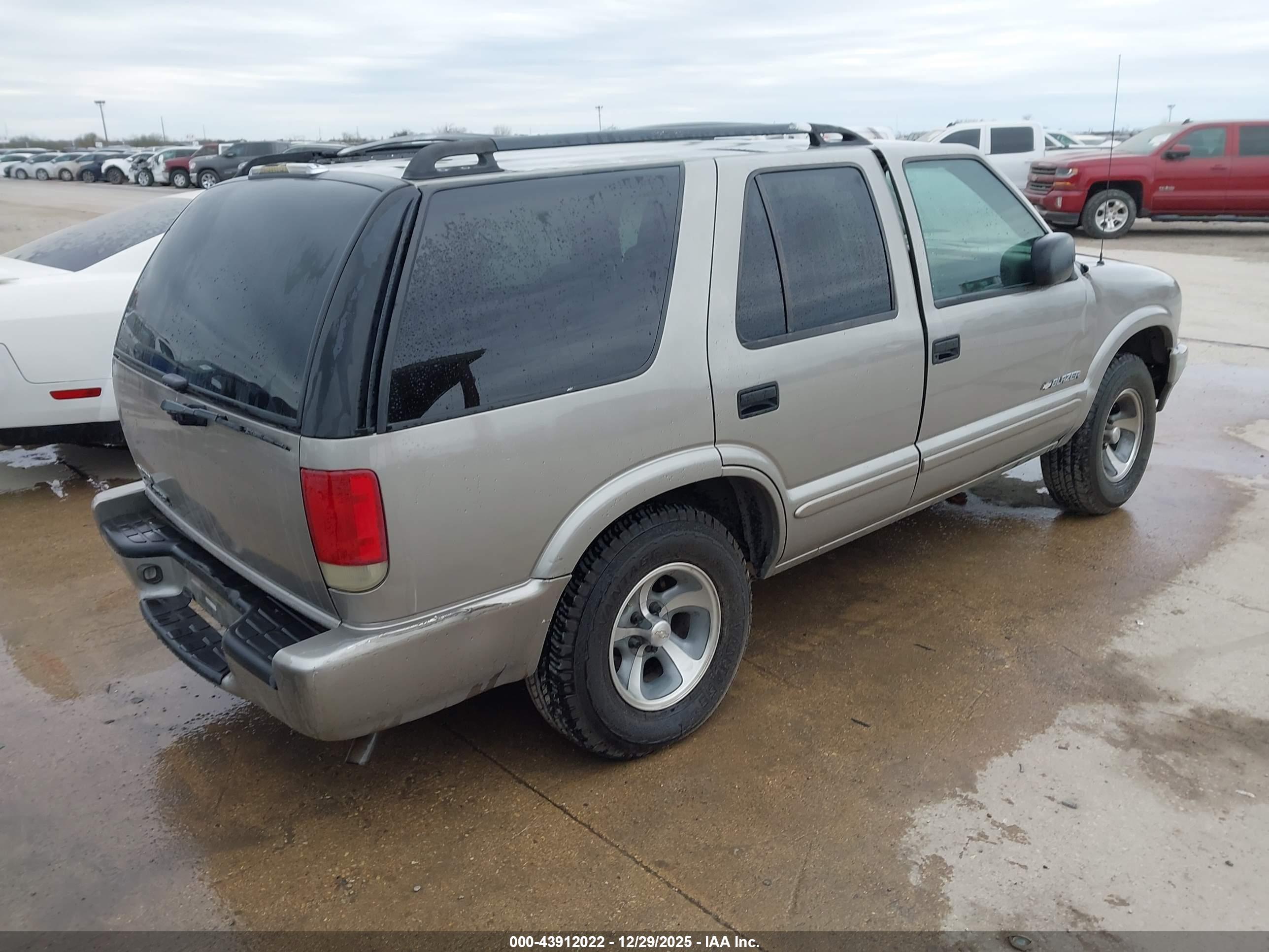 CHEVROLET BLAZER image 4