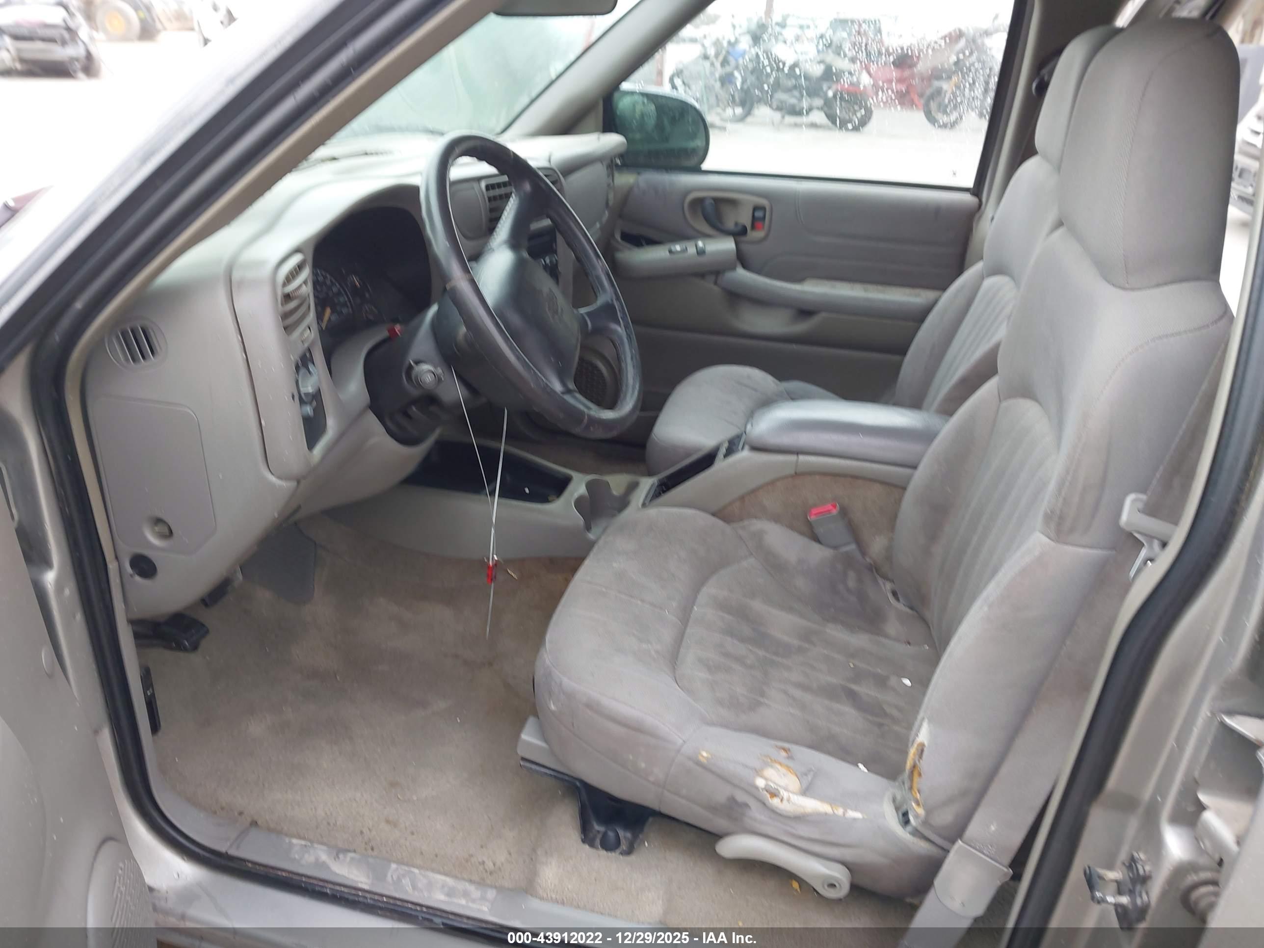 CHEVROLET BLAZER image 5