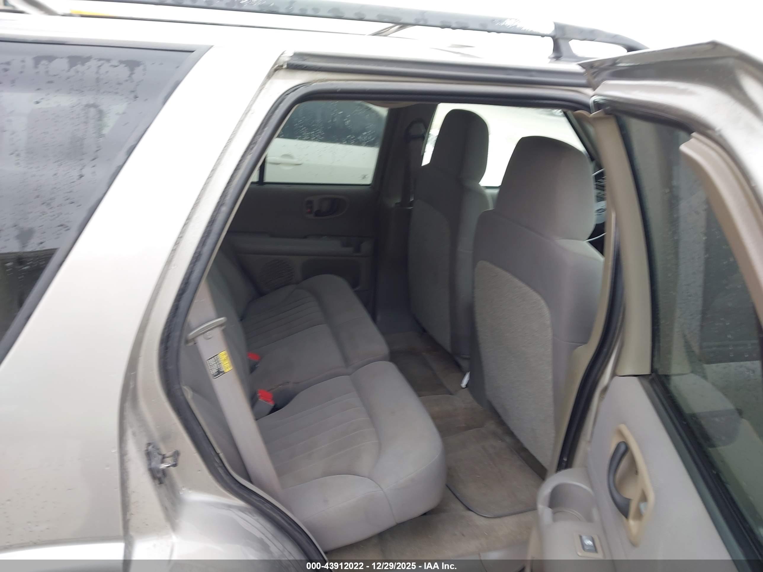 CHEVROLET BLAZER image 8