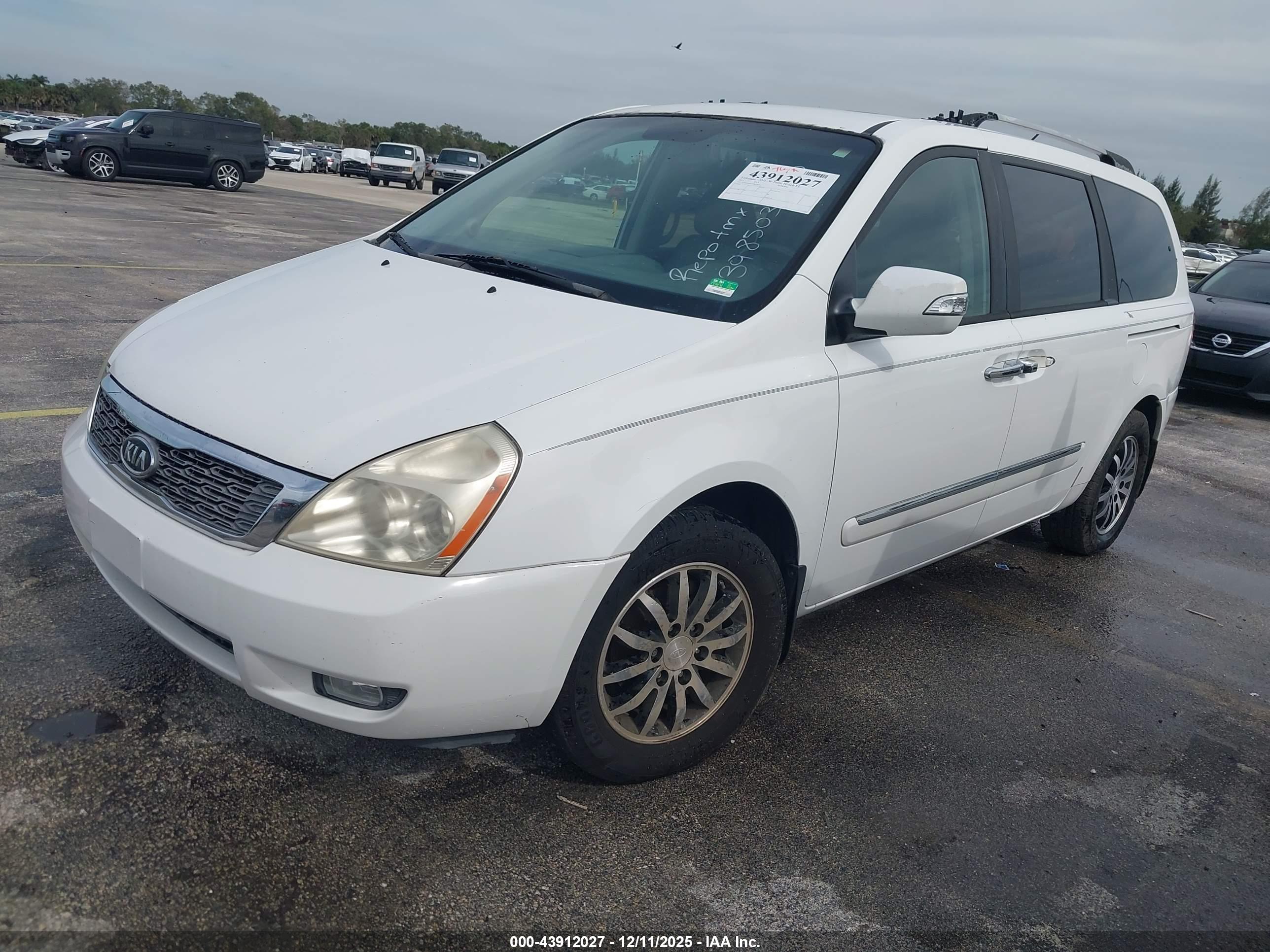 KIA SEDONA image 2