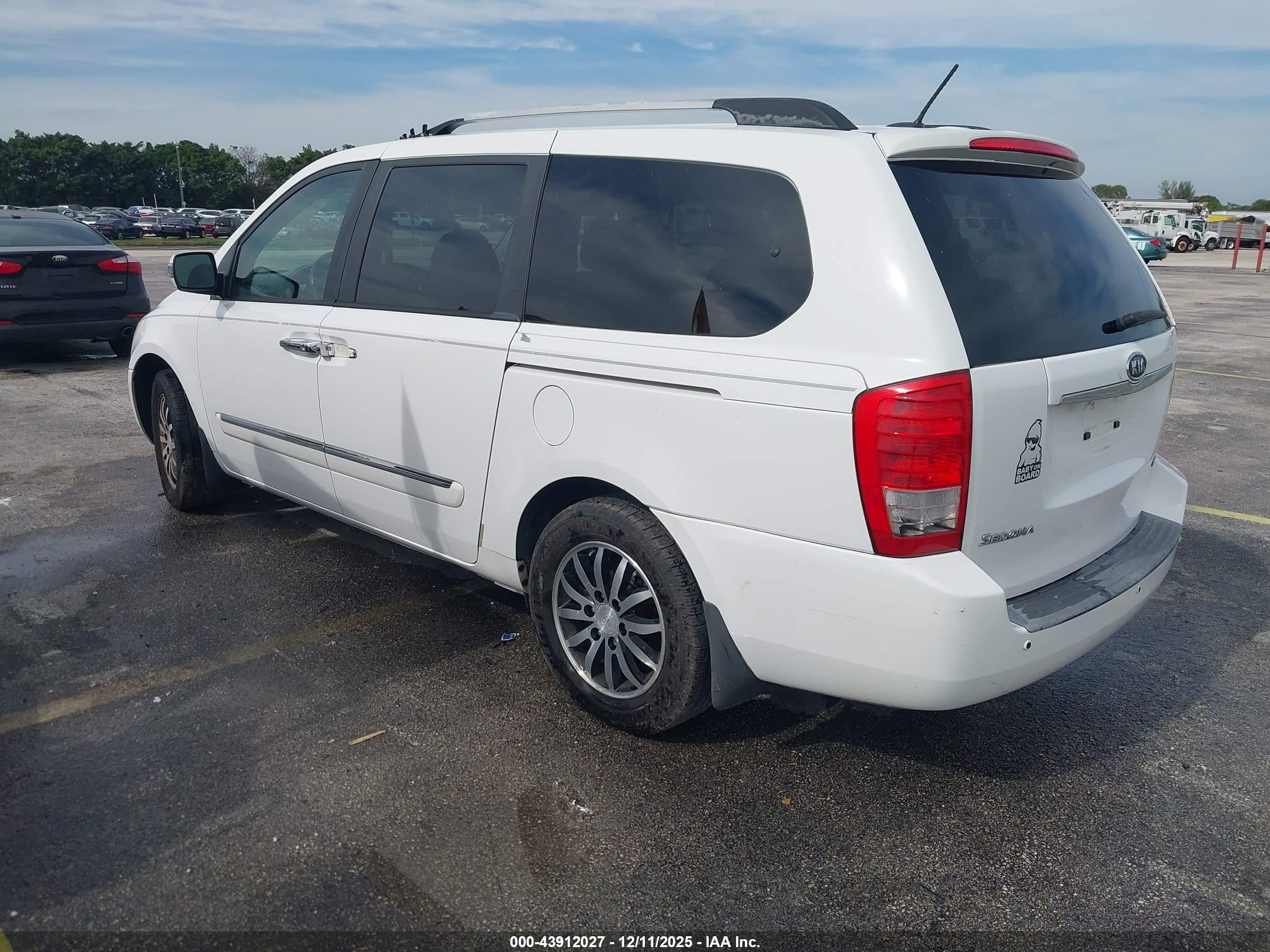 KIA SEDONA image 3