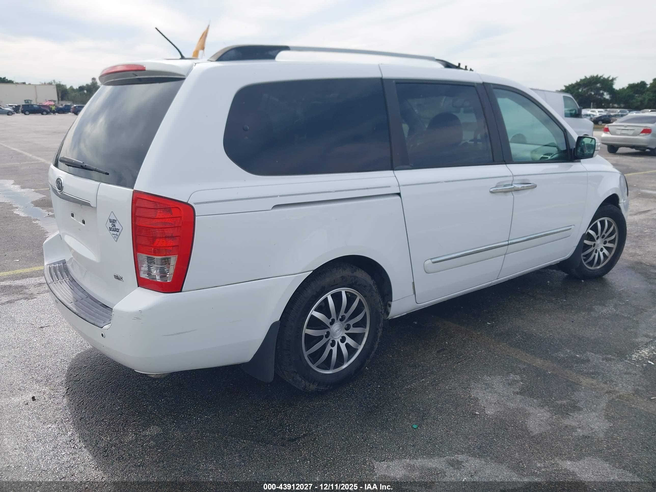 KIA SEDONA image 4