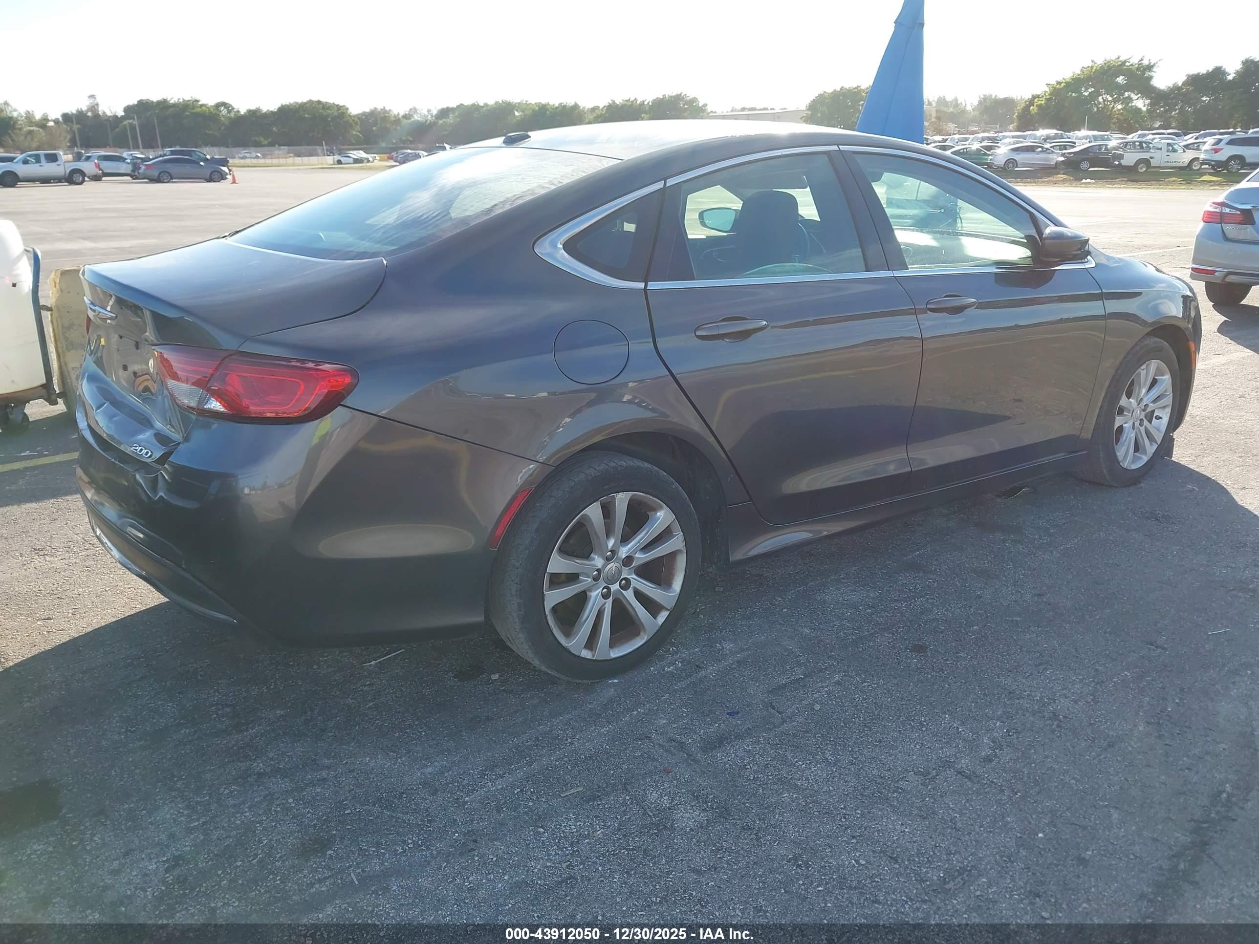 CHRYSLER 200 image 4
