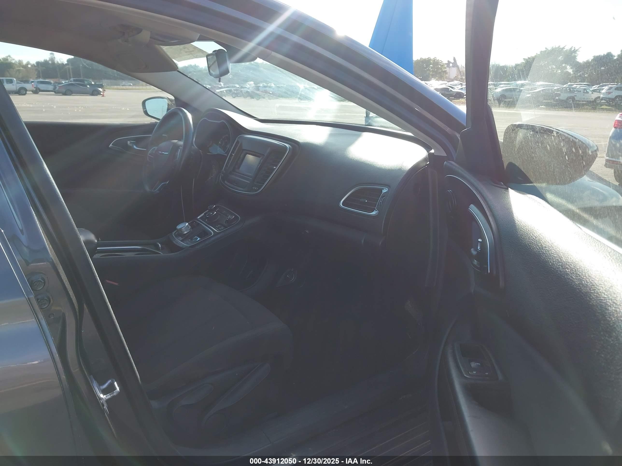 CHRYSLER 200 image 5