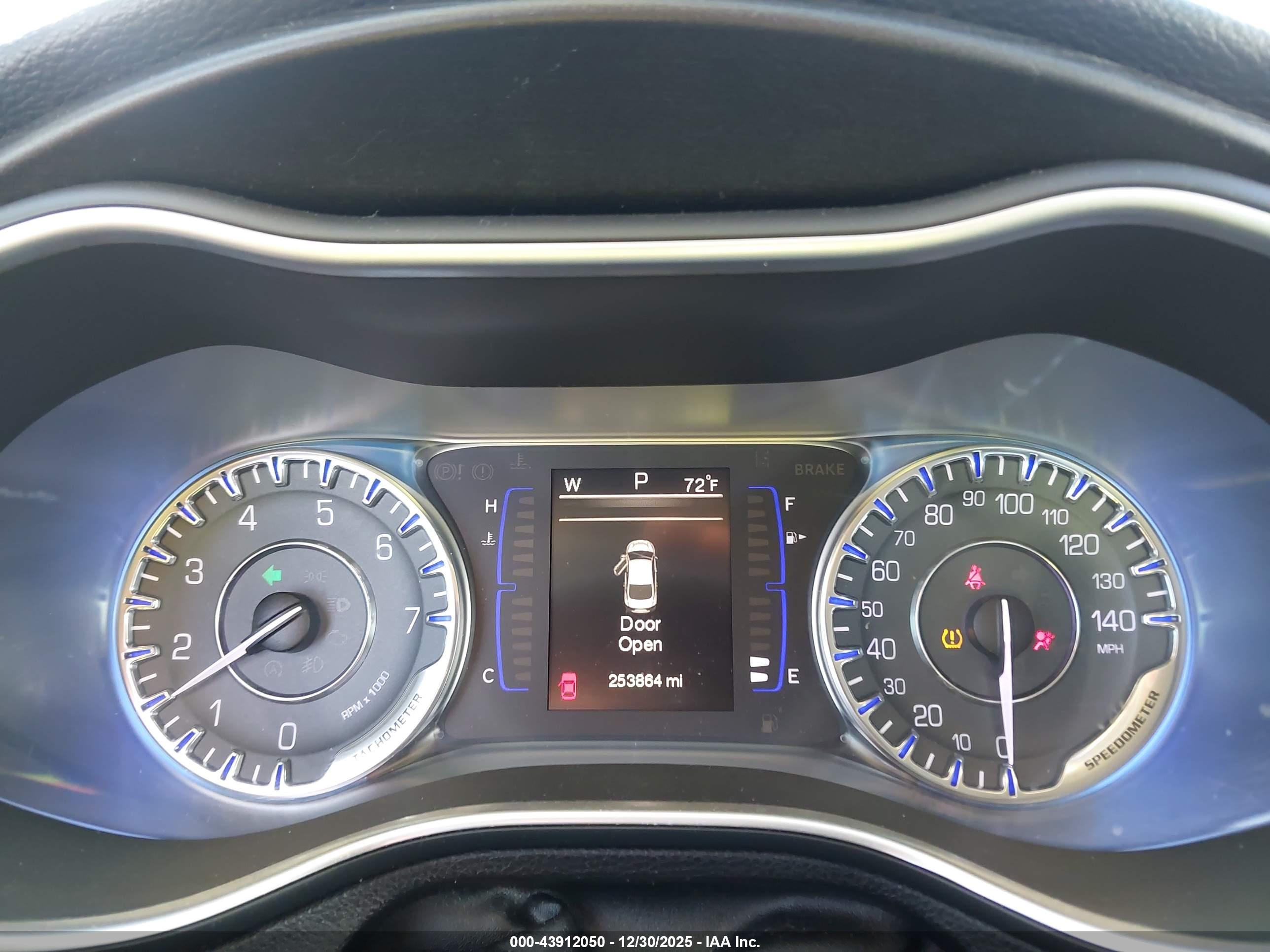 CHRYSLER 200 image 7