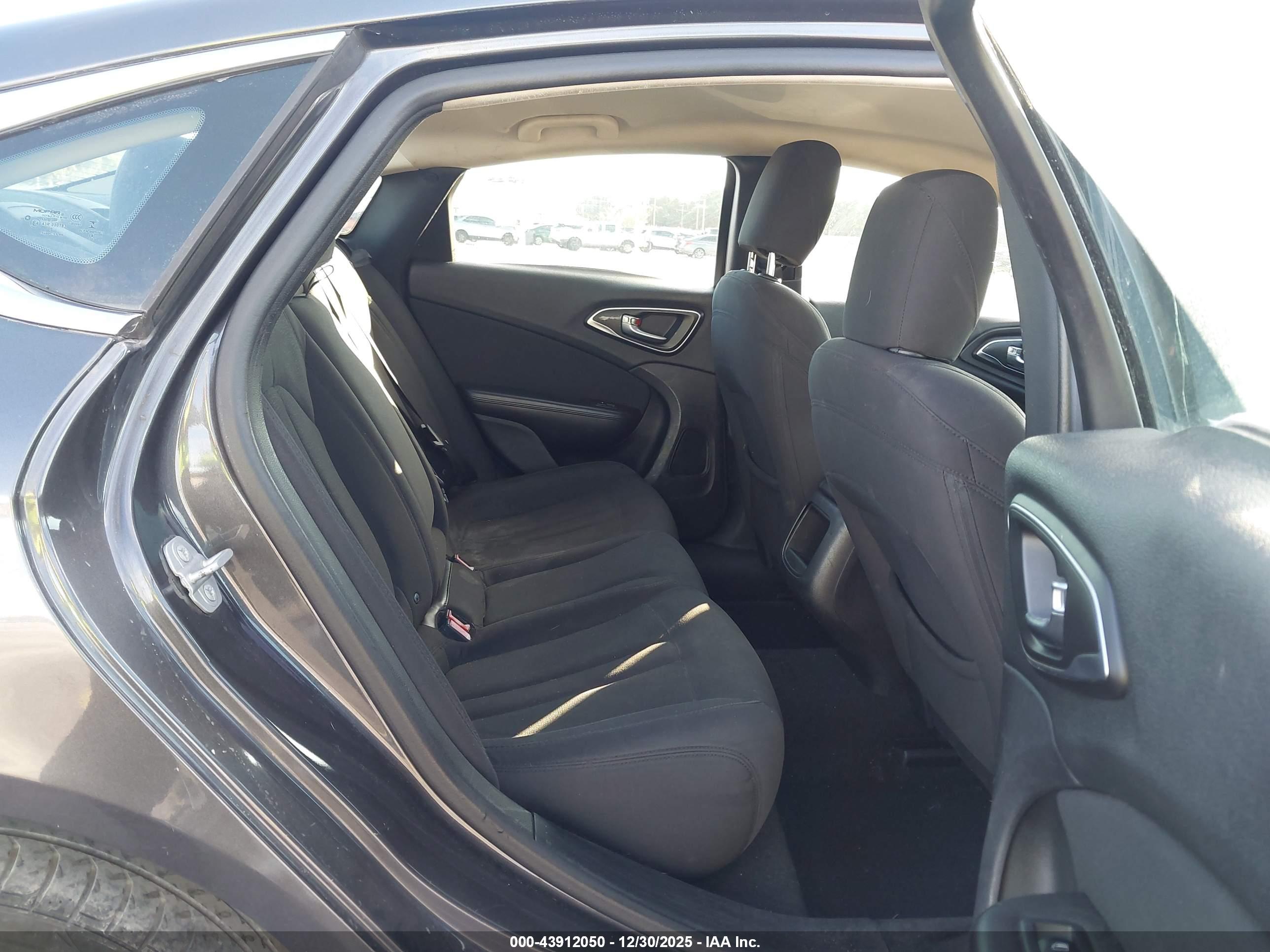 CHRYSLER 200 image 8