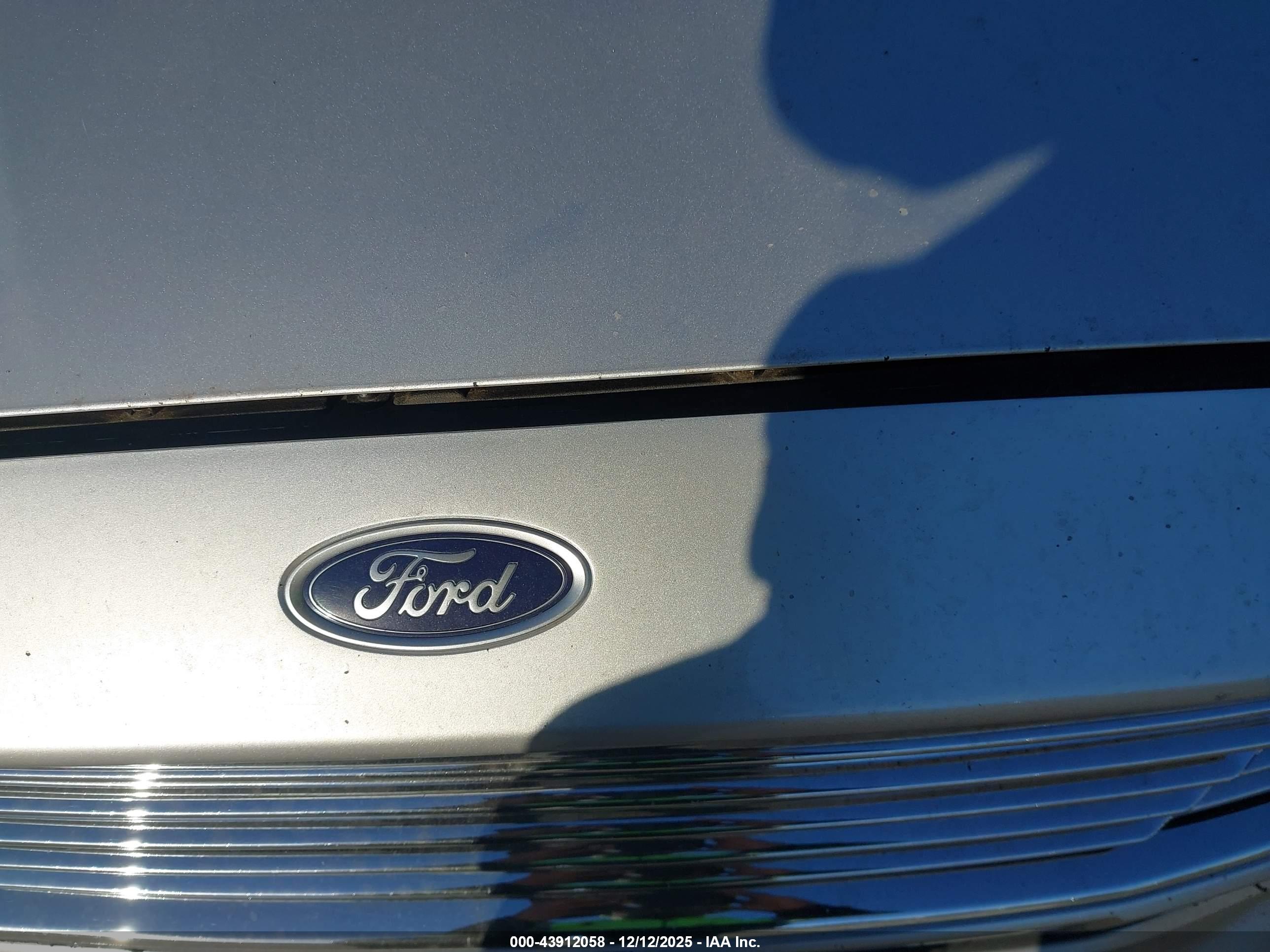 FORD FUSION image 10