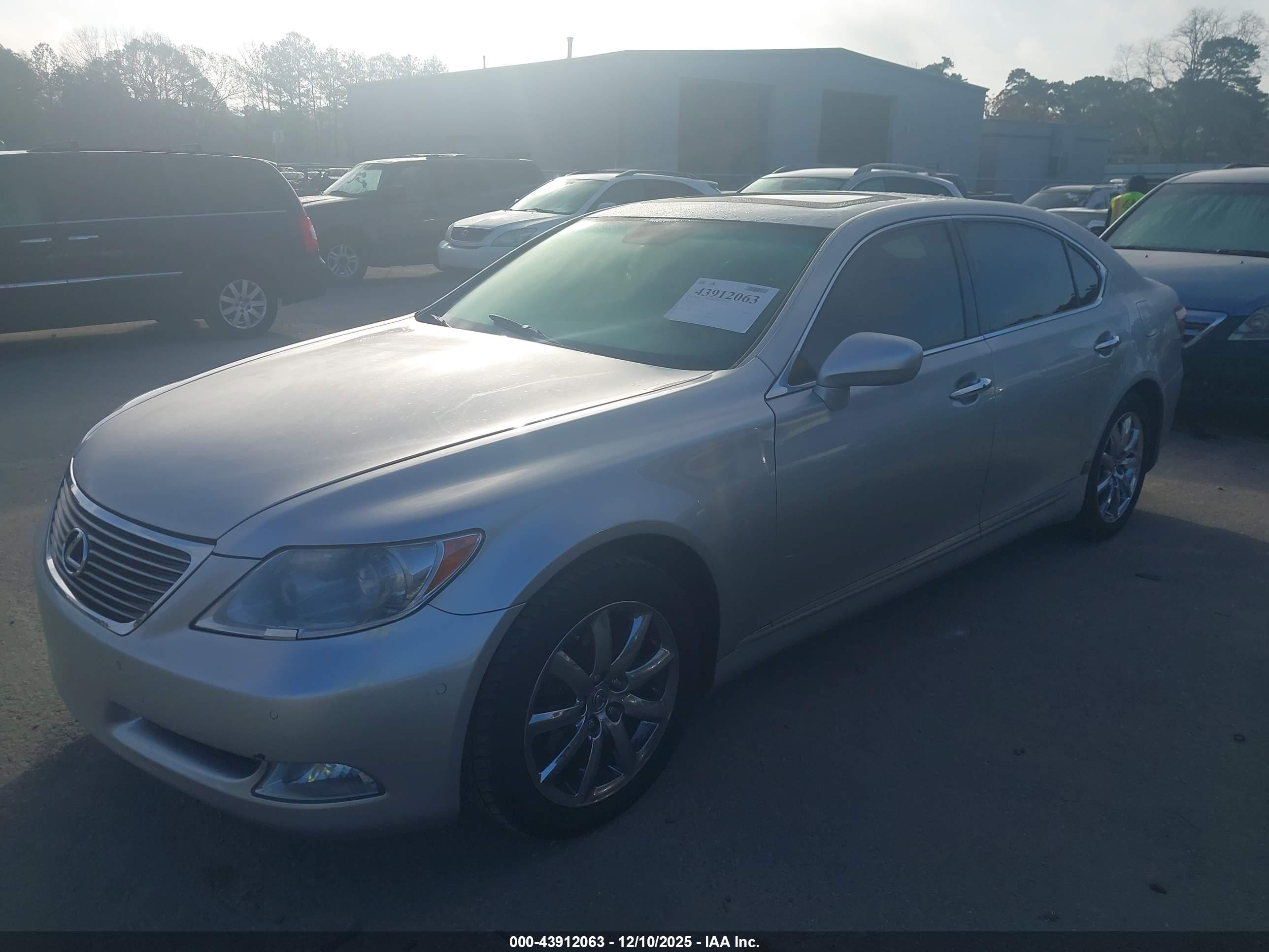 LEXUS LS image 2