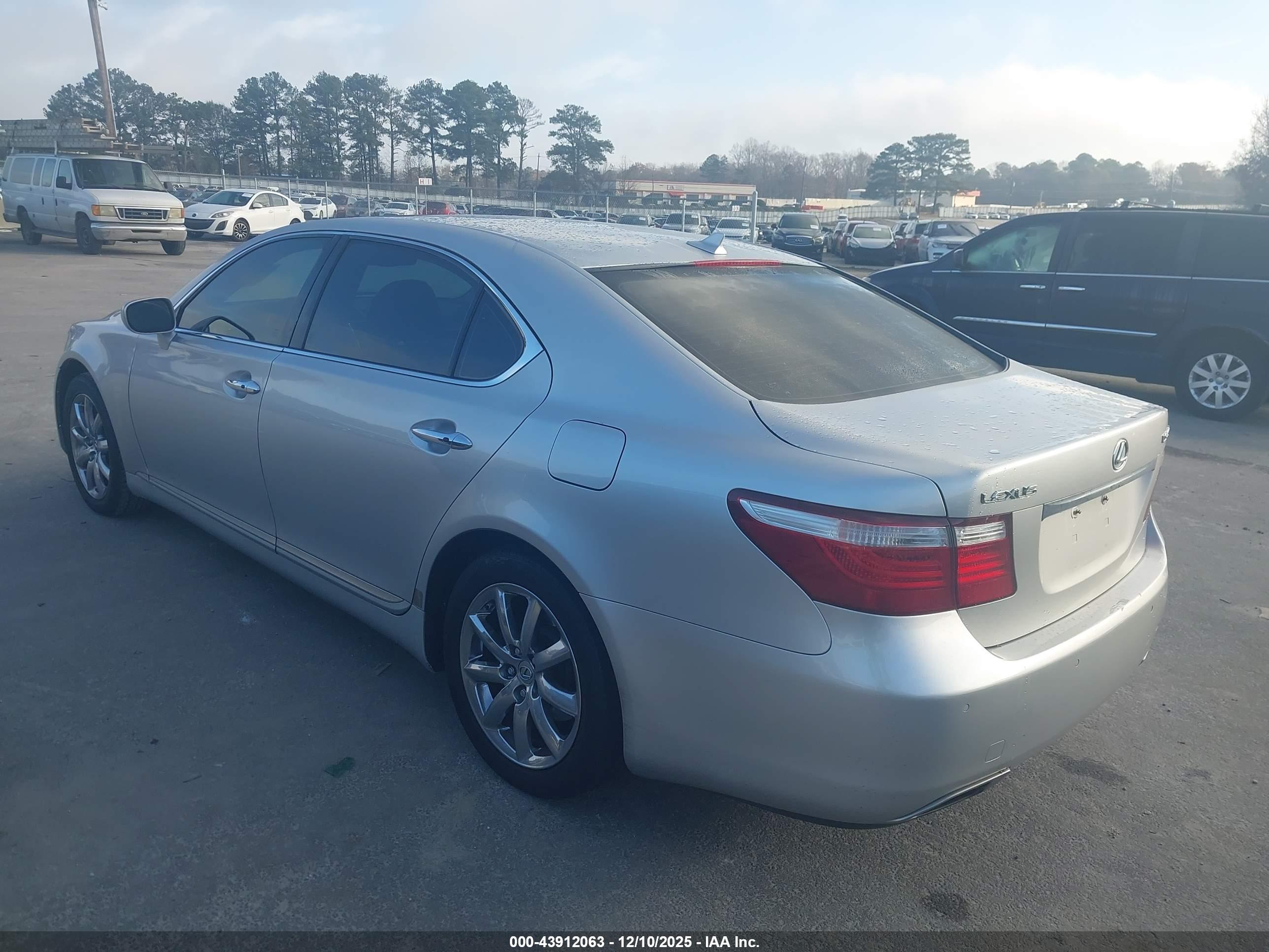 LEXUS LS image 3