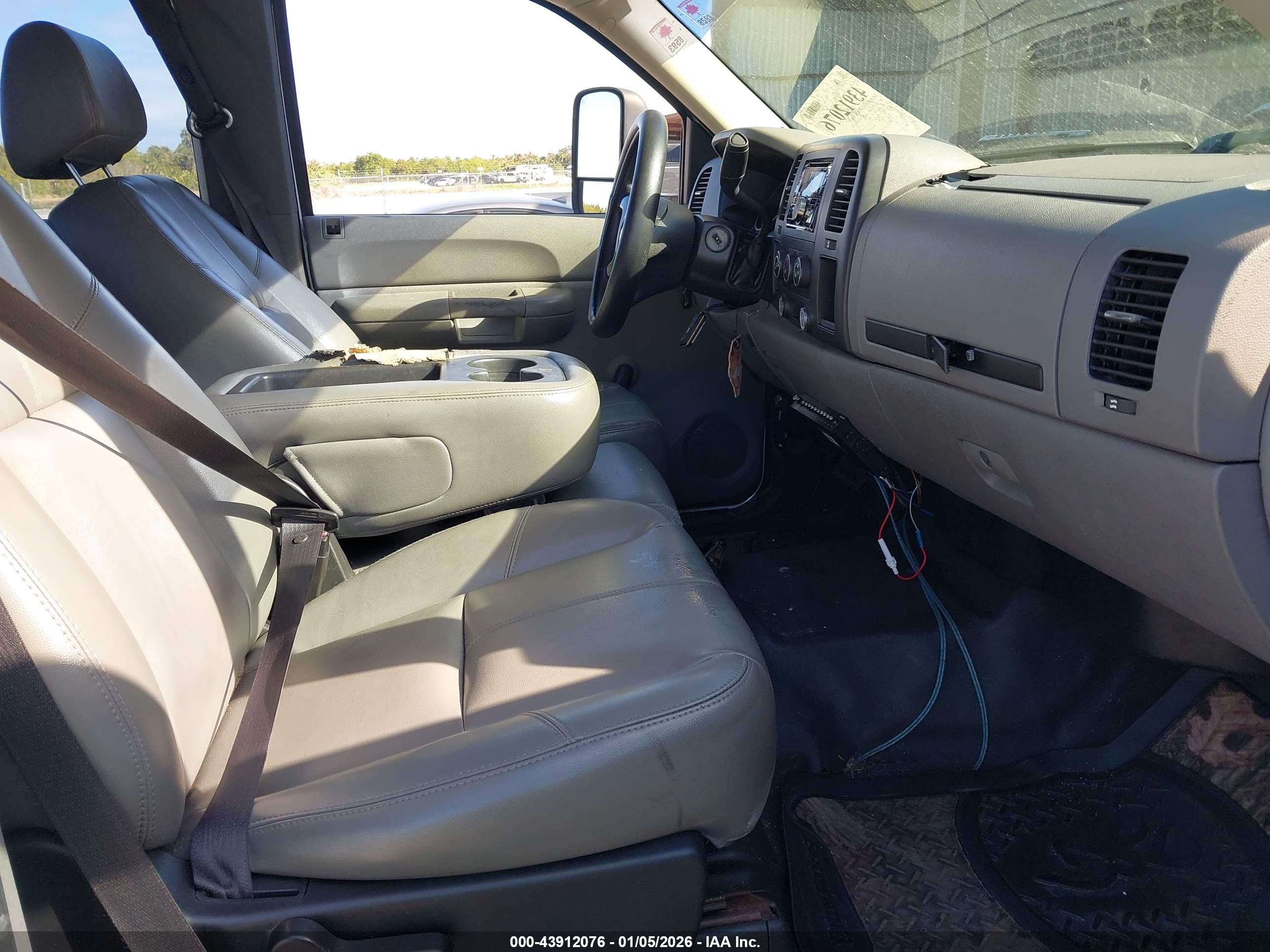 CHEVROLET SILVERADO image 5