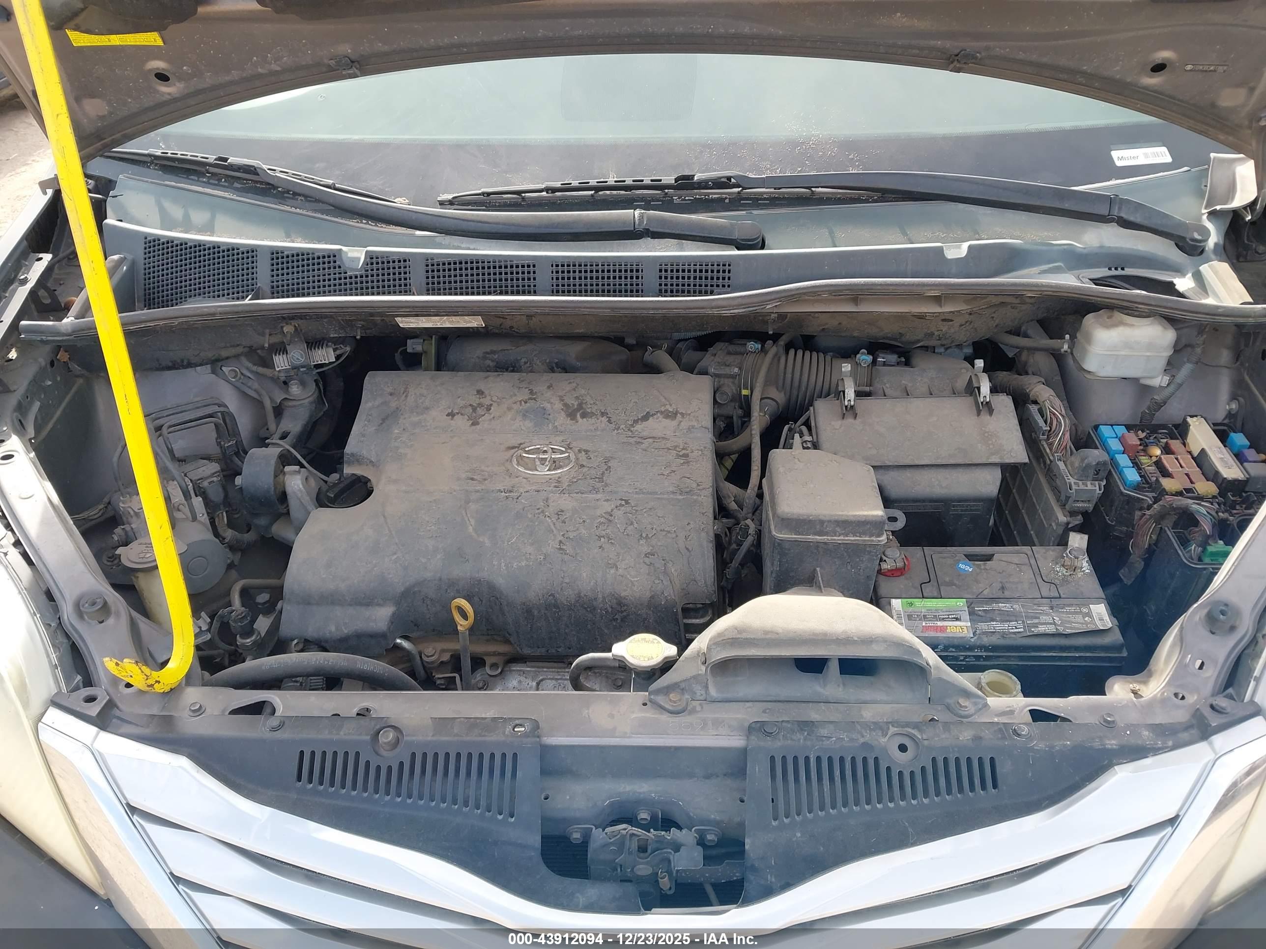 TOYOTA SIENNA image 10