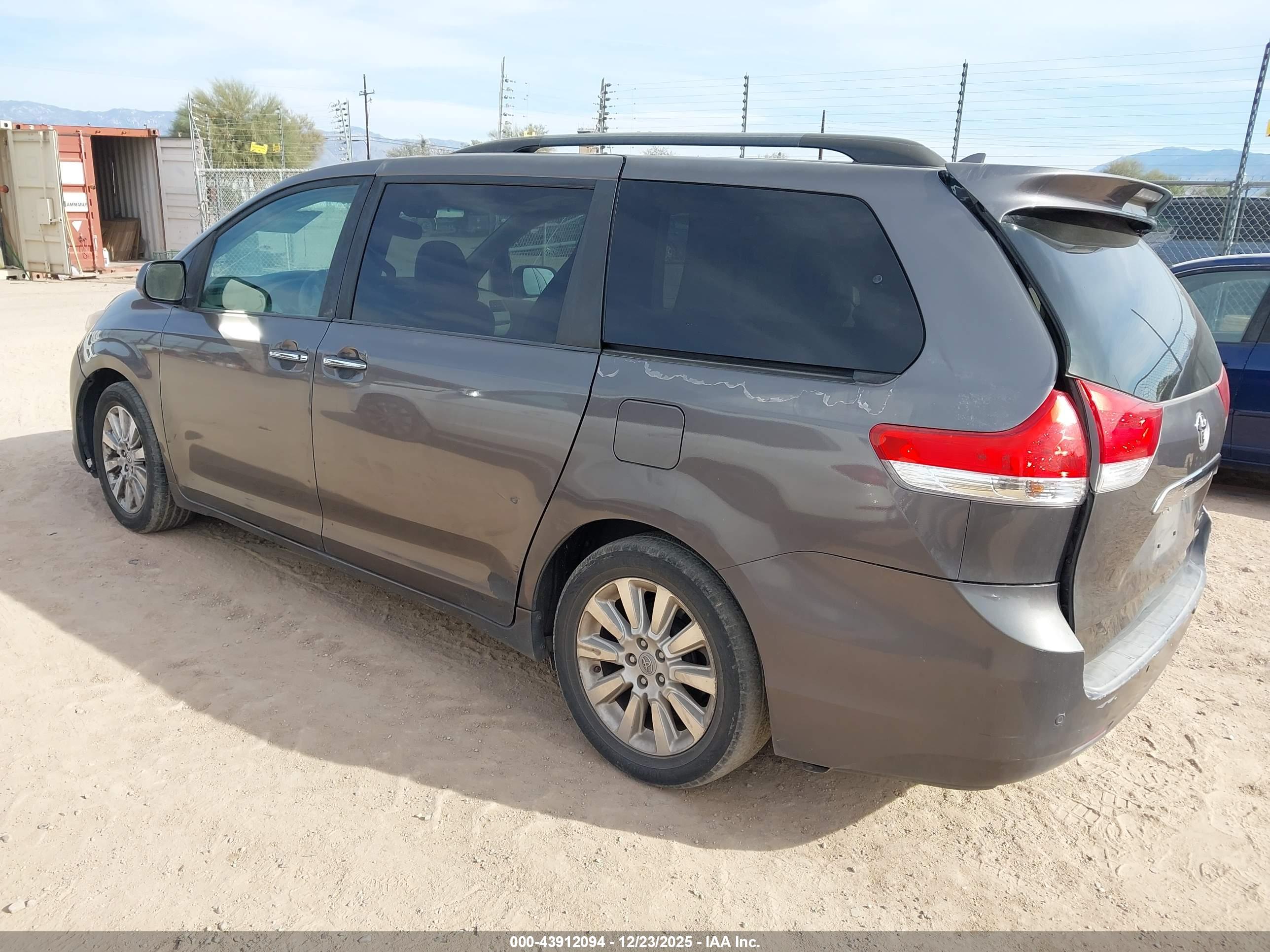 TOYOTA SIENNA image 3