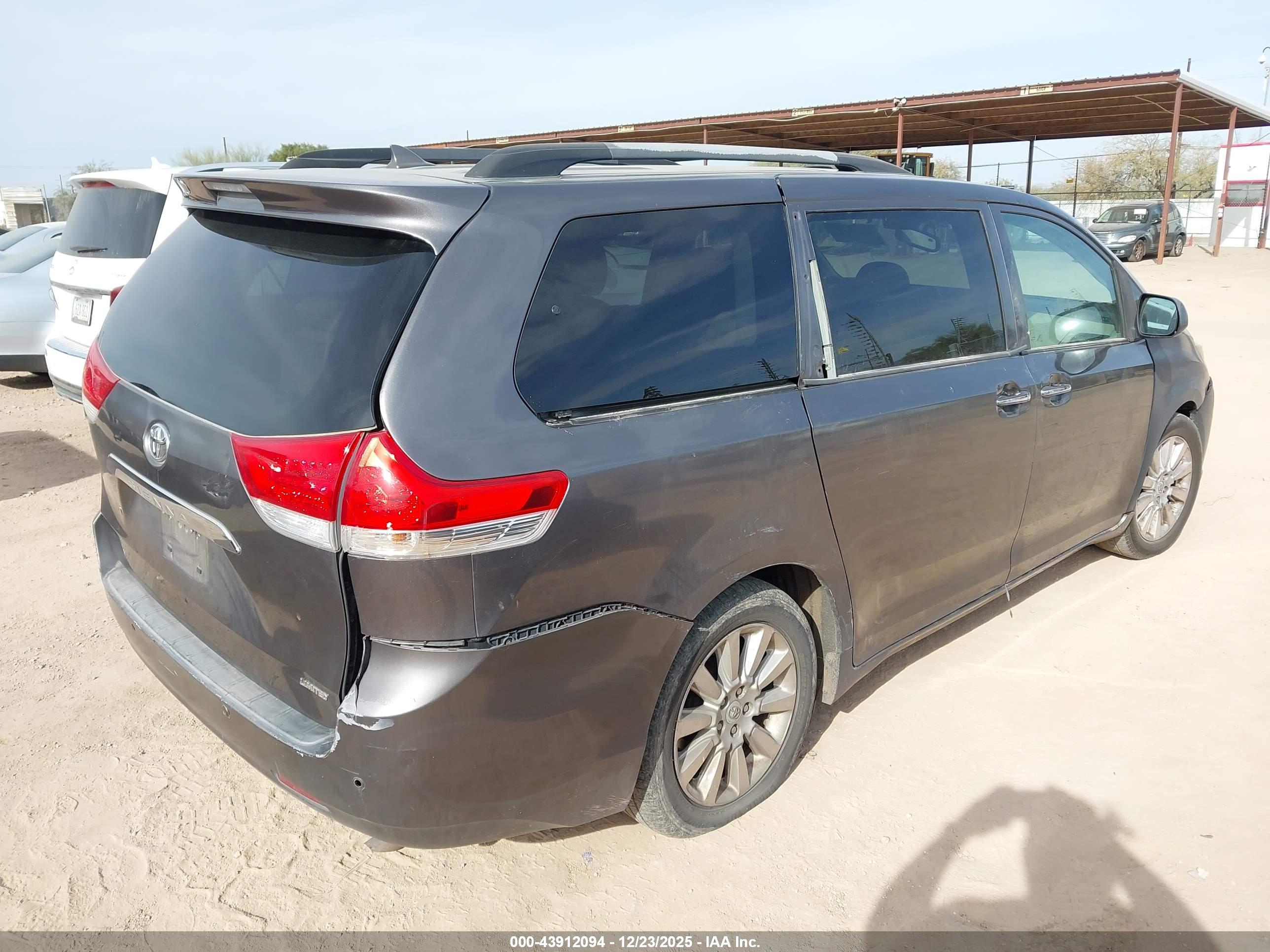 TOYOTA SIENNA image 4